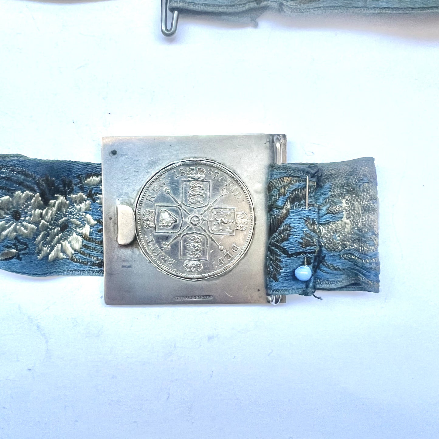 古董殖民地澳大利亚刺绣腰带,配以纯银扣,饰有 1887 年双弗罗林