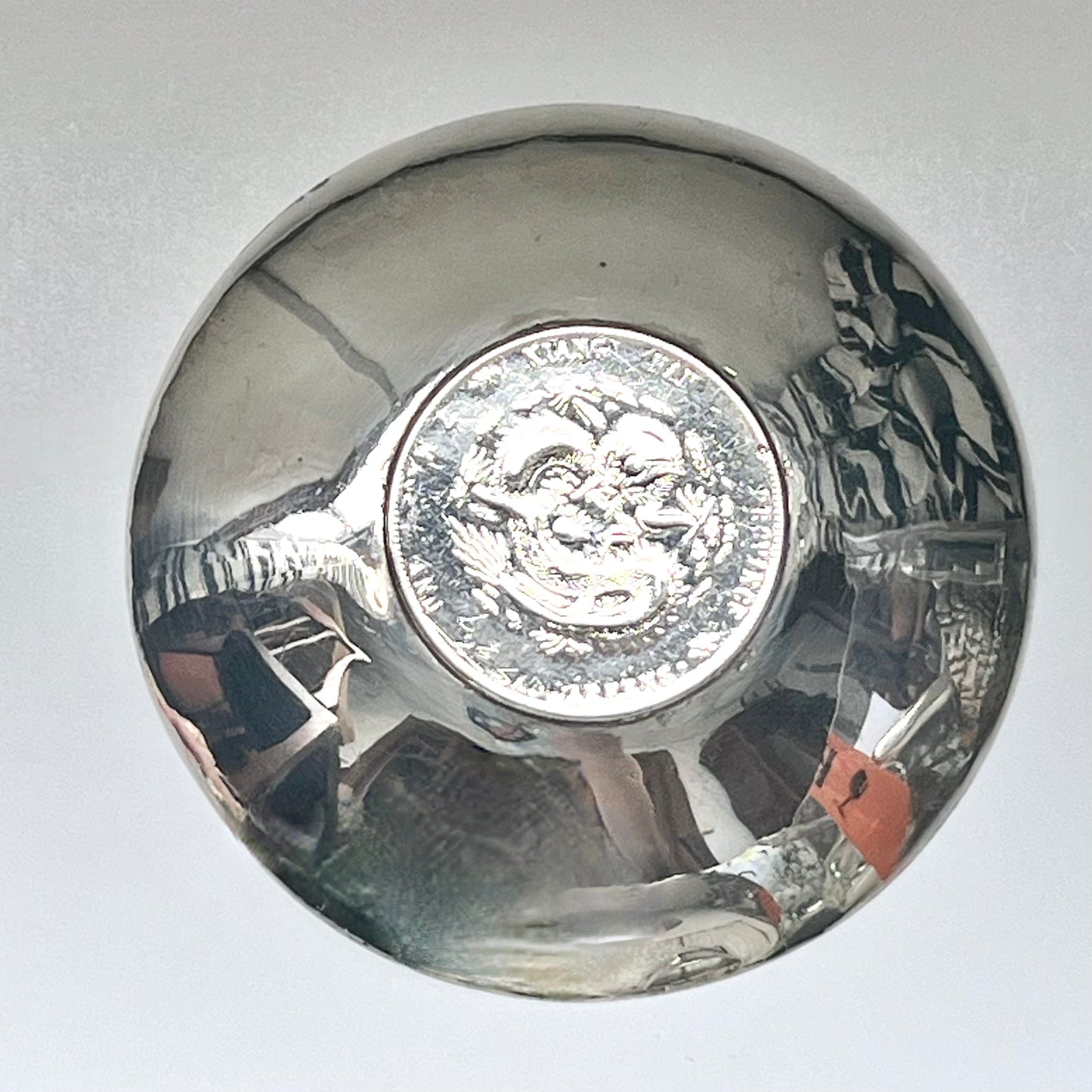 Plato de baratijas de plata de exportación china, con una rara moneda Jiang nan (Kiang Nan) de 7 Macis y 2 Candareen en su base, del período Guangxu, circa 1898-1905.