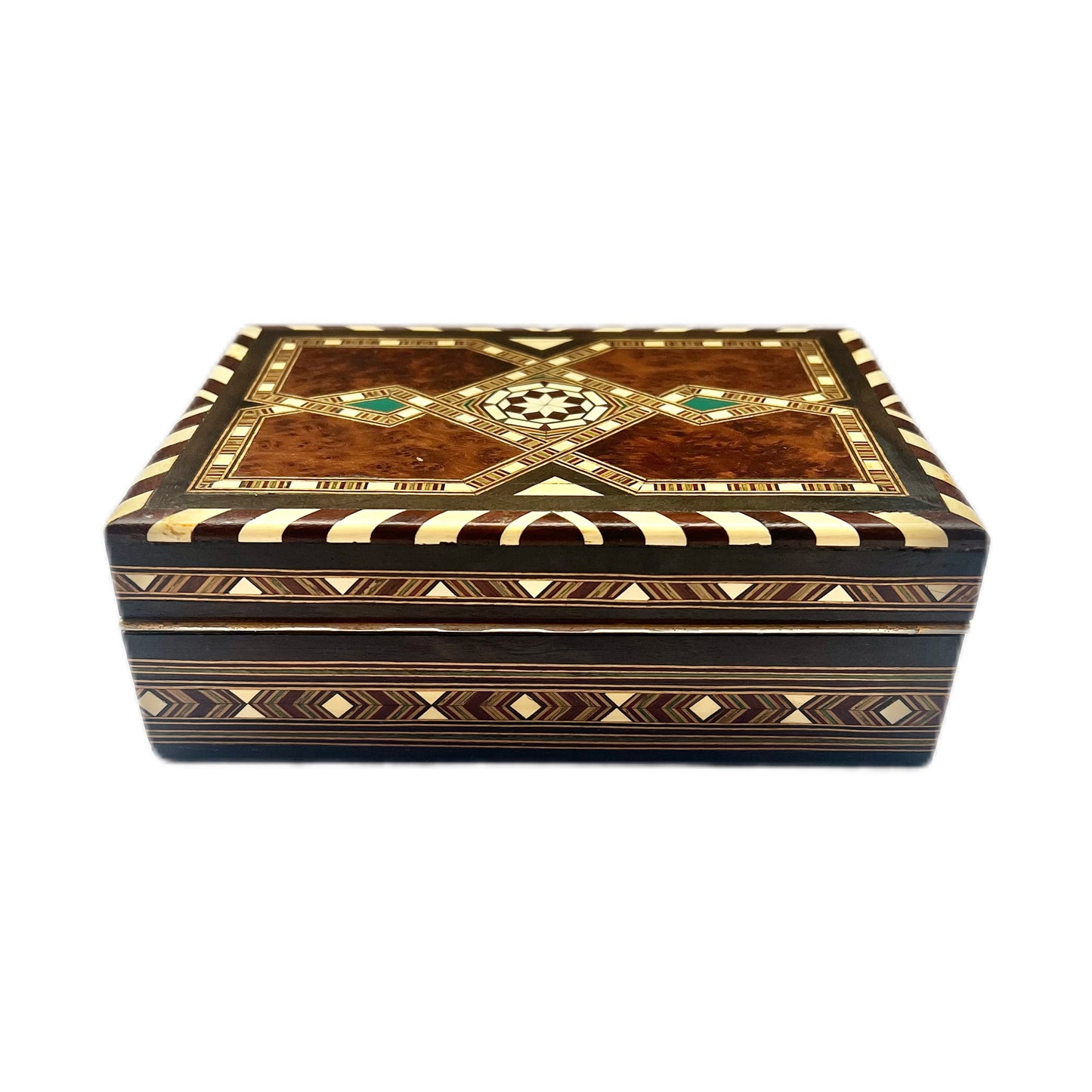 Caja antigua de madera y hueso con interior de terciopelo e incrustaciones.