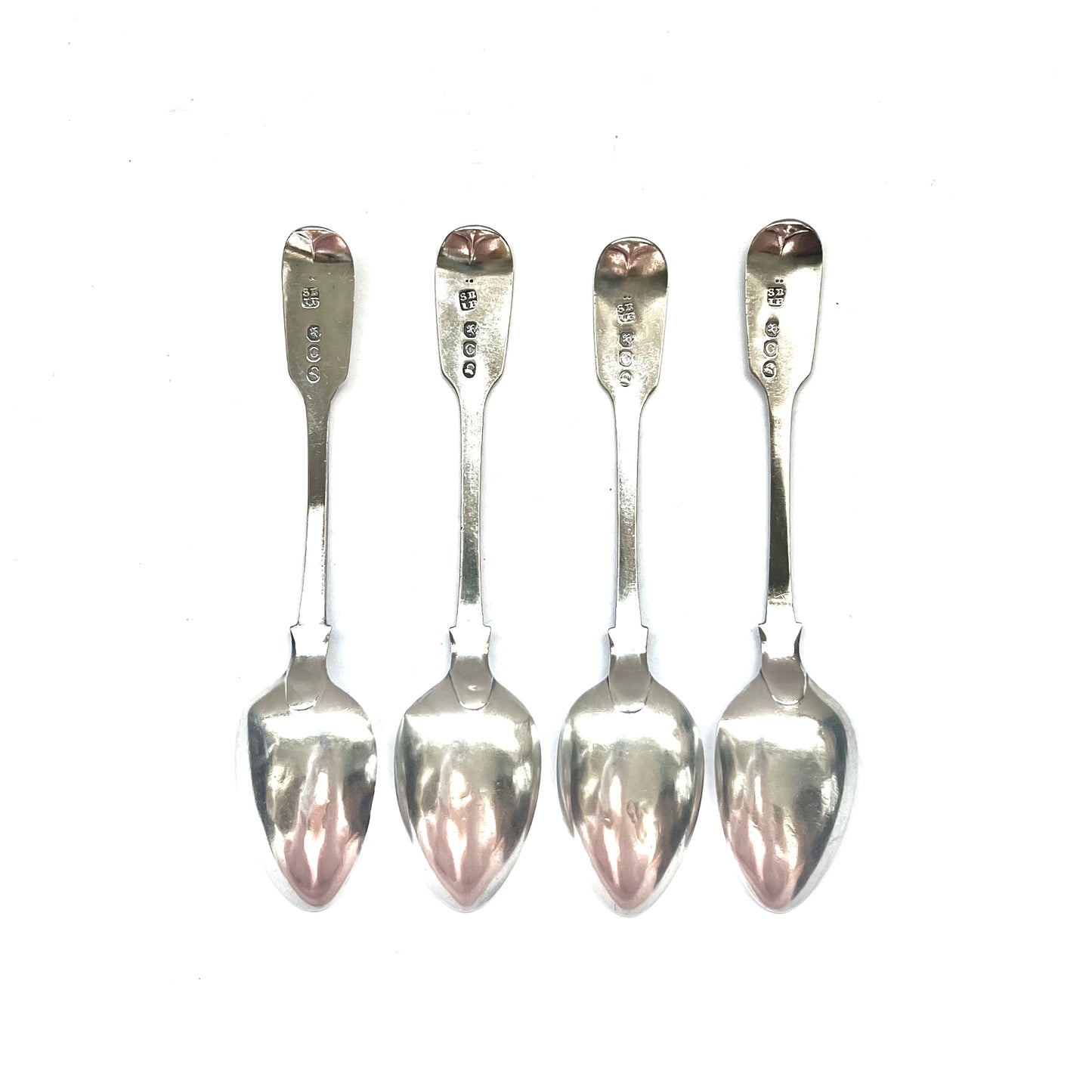 Cuatro cucharas de plata esterlina de Jorge III con marcas para Sarah y John William Blake, Londres, 1818