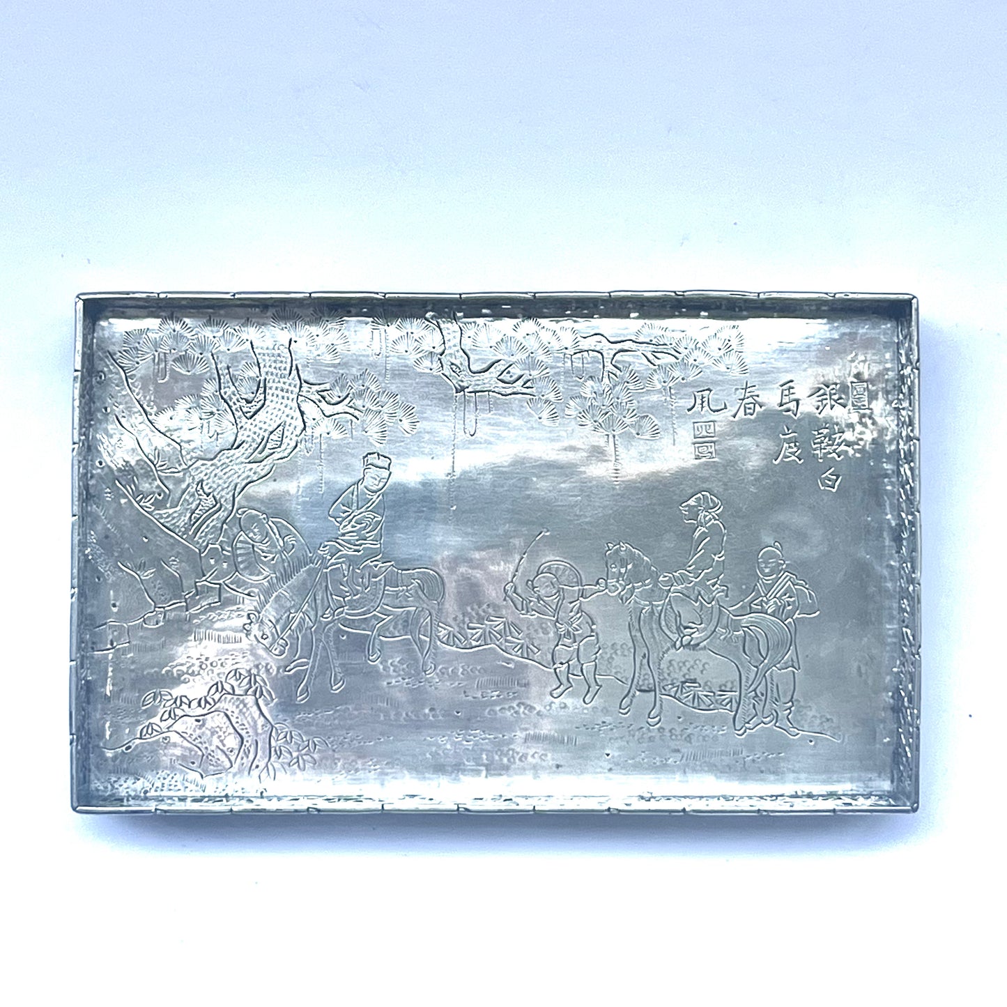 Bandeja de baratijas de plata con galería para exportación china de finales de la dinastía Qing, diseñada por Zhao Chang para Wang Hing, con una inscripción con un poema de Li Bai.
