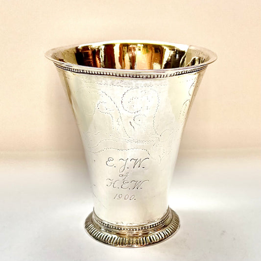 Vaso sueco de plata de .830 de finales del siglo XVIII con inscripción posterior, con marcas atribuidas a Uppsala, 1792