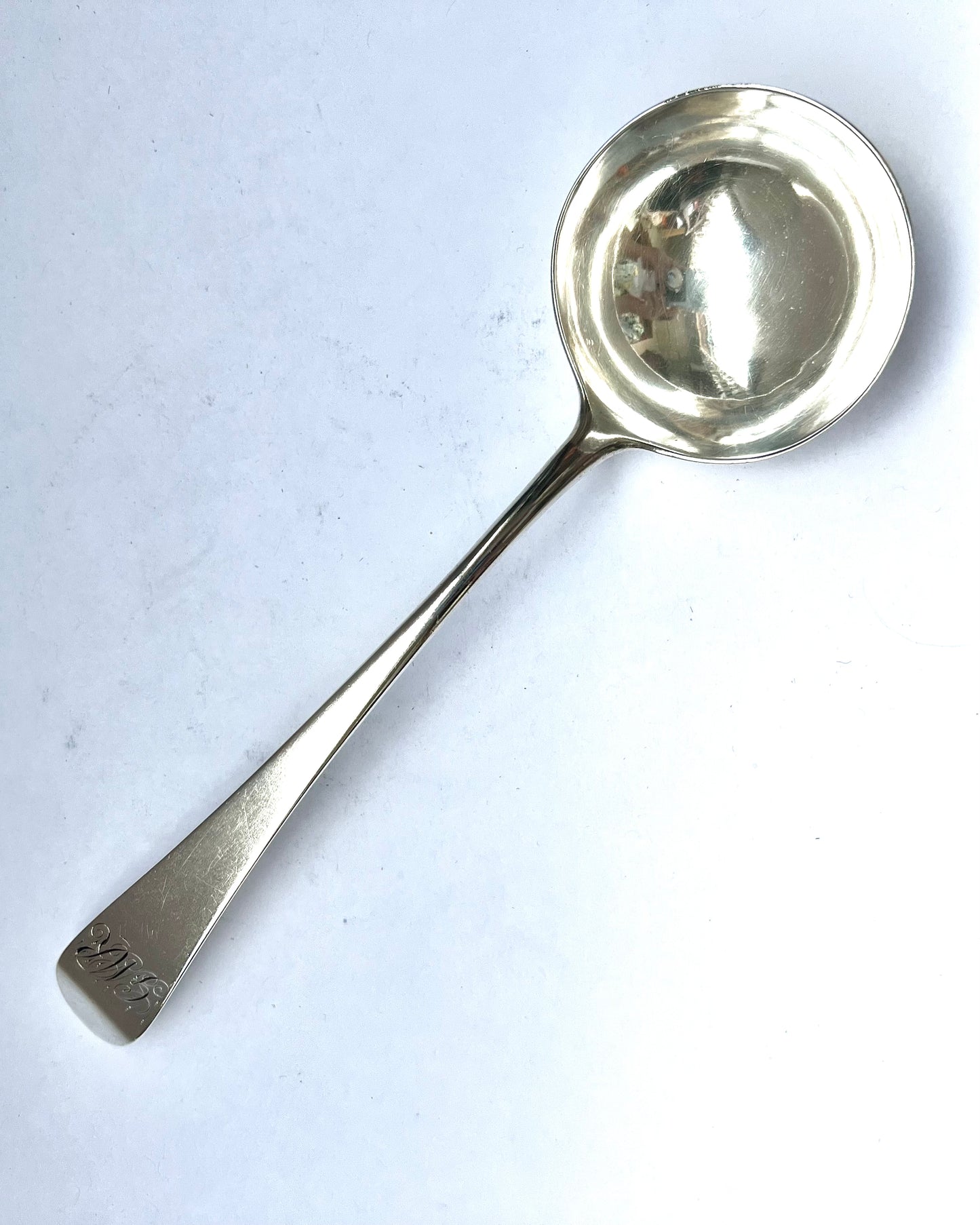 Cucharón para salsa antiguo de plata esterlina Jorge III con marcas de Londres, 1785, Thomas Wallis II.
