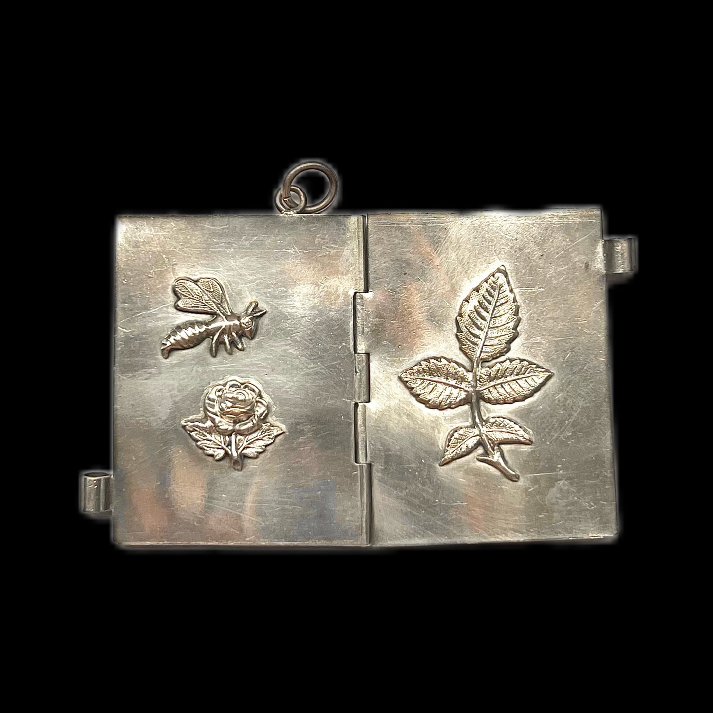Antiguo recordatorio de metal blanco con abeja y rosa