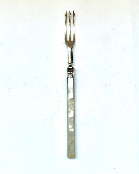 Antiguo tenedor para entremeses victoriano de plata esterlina con mango de nácar, Sheffield, 1859, Martin, Hall & Co.