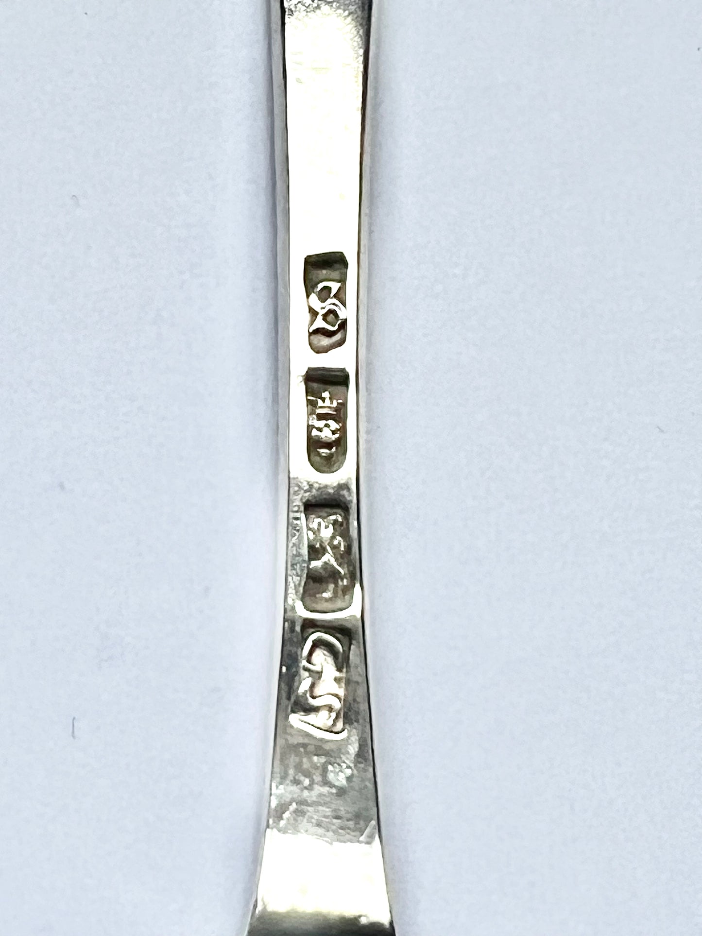 Cuchara de mesa antigua de plata esterlina Jorge III, con marcas de ensayo de Londres de 1773, marca del fabricante GS