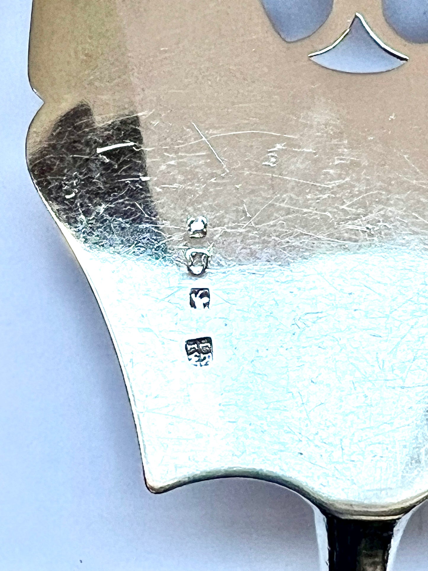 古董乔治三世纯银象牙柄鱼勺,约 1811-1820 年,带有约翰·罗伯逊二世和约翰·沃尔顿的伦敦检验标记