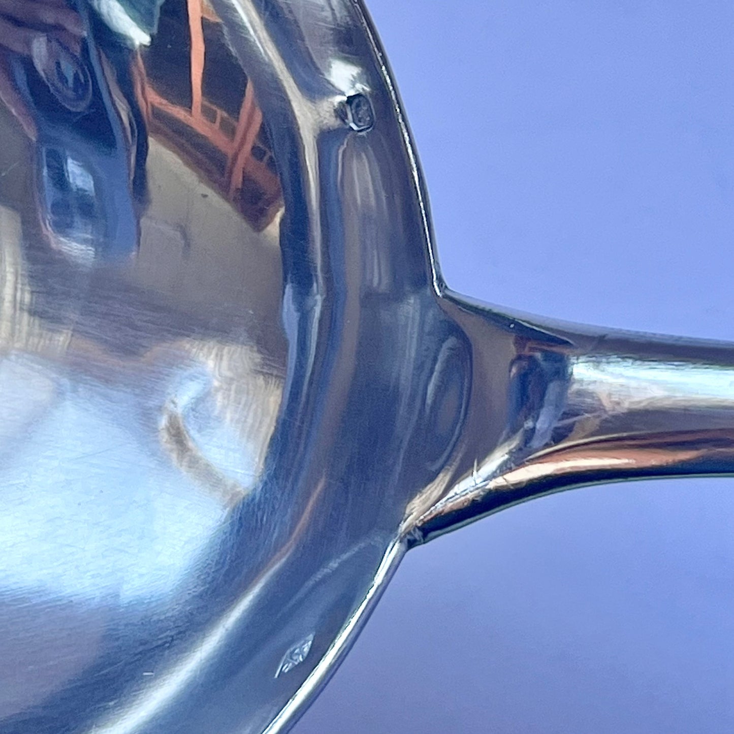 Cucharón francés antiguo de plata .950, circa 1868 a 1888, con marcas de Ernest Compere, París.