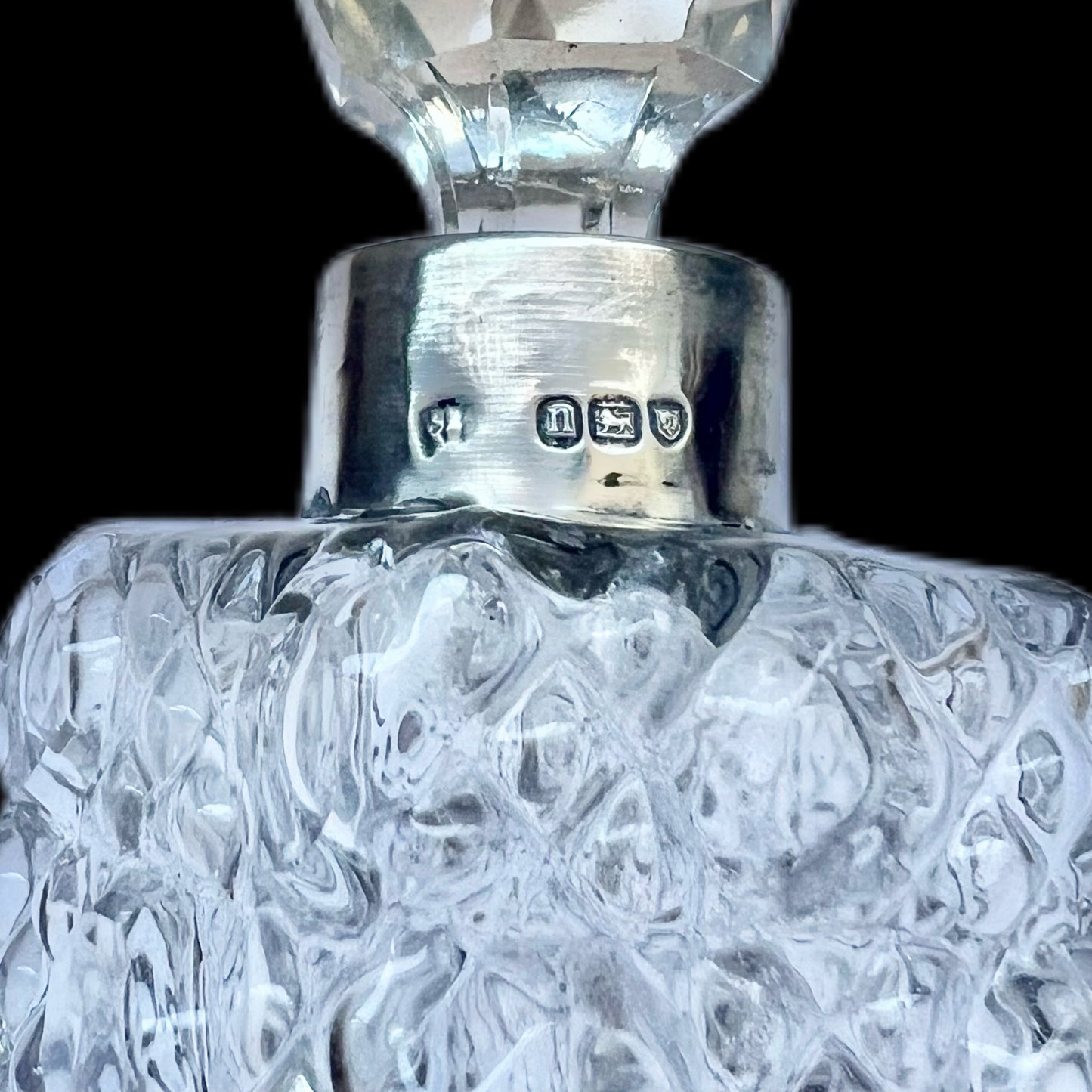 Antiguo frasco de perfume o tocador de plata esterlina y cristal tallado de la época eduardiana, Londres, 1908