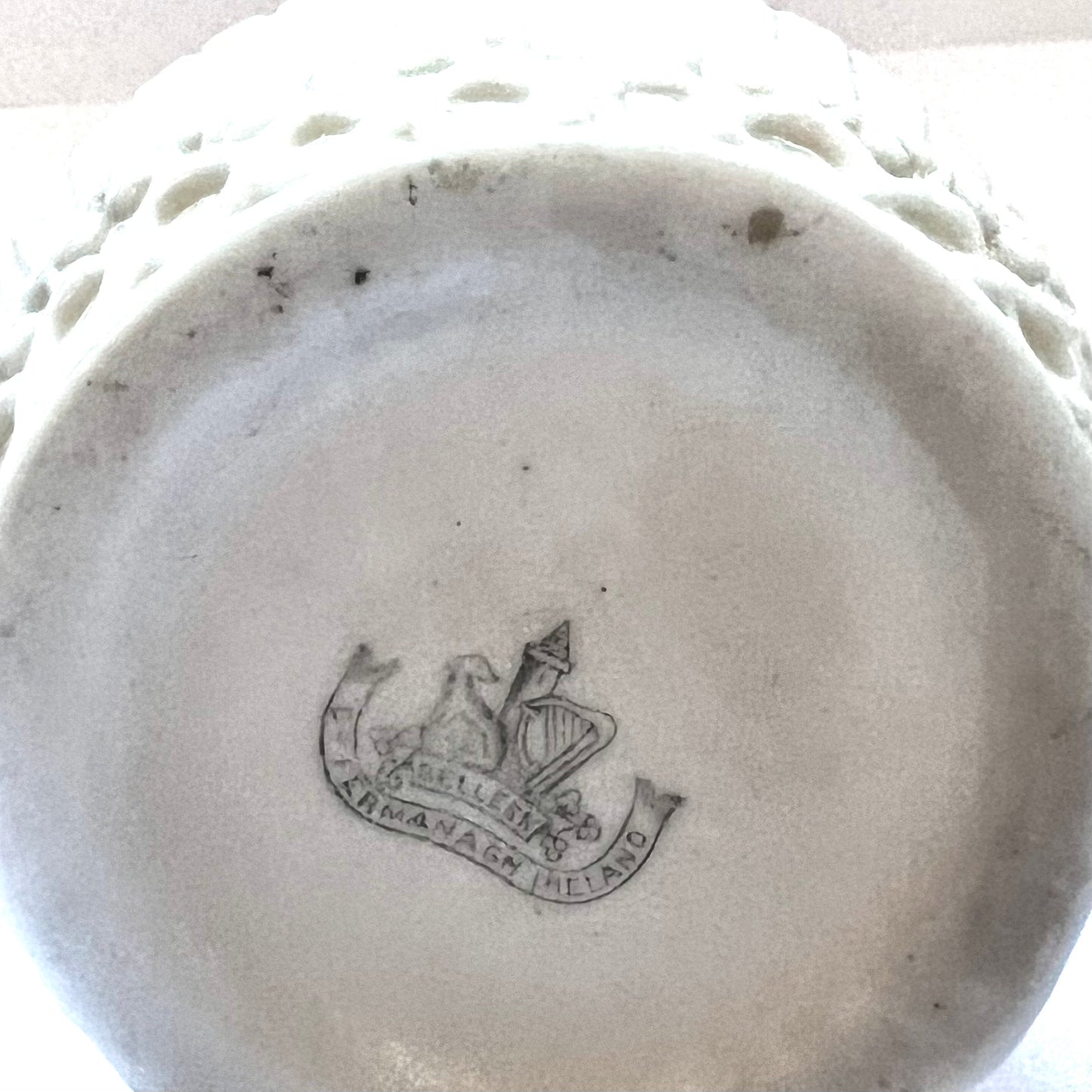 Hermosa jarra de leche pequeña con asa de arpa en un diseño poco común de Belleek, Segunda Marca Negra