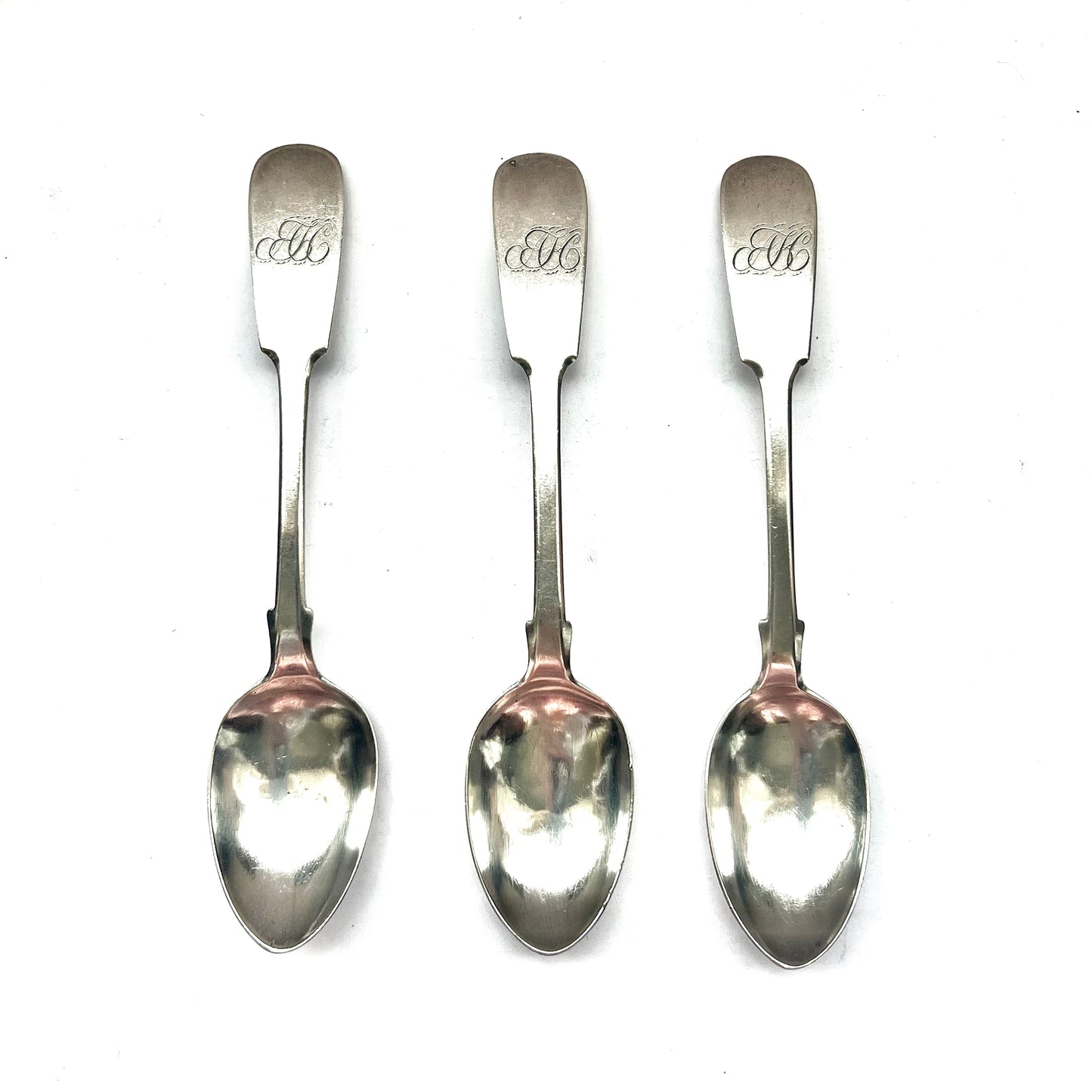 3 cucharas de plata provinciales inglesas de Guillermo IV con marcas de Thomas Wheatley, Newcastle, 1834.