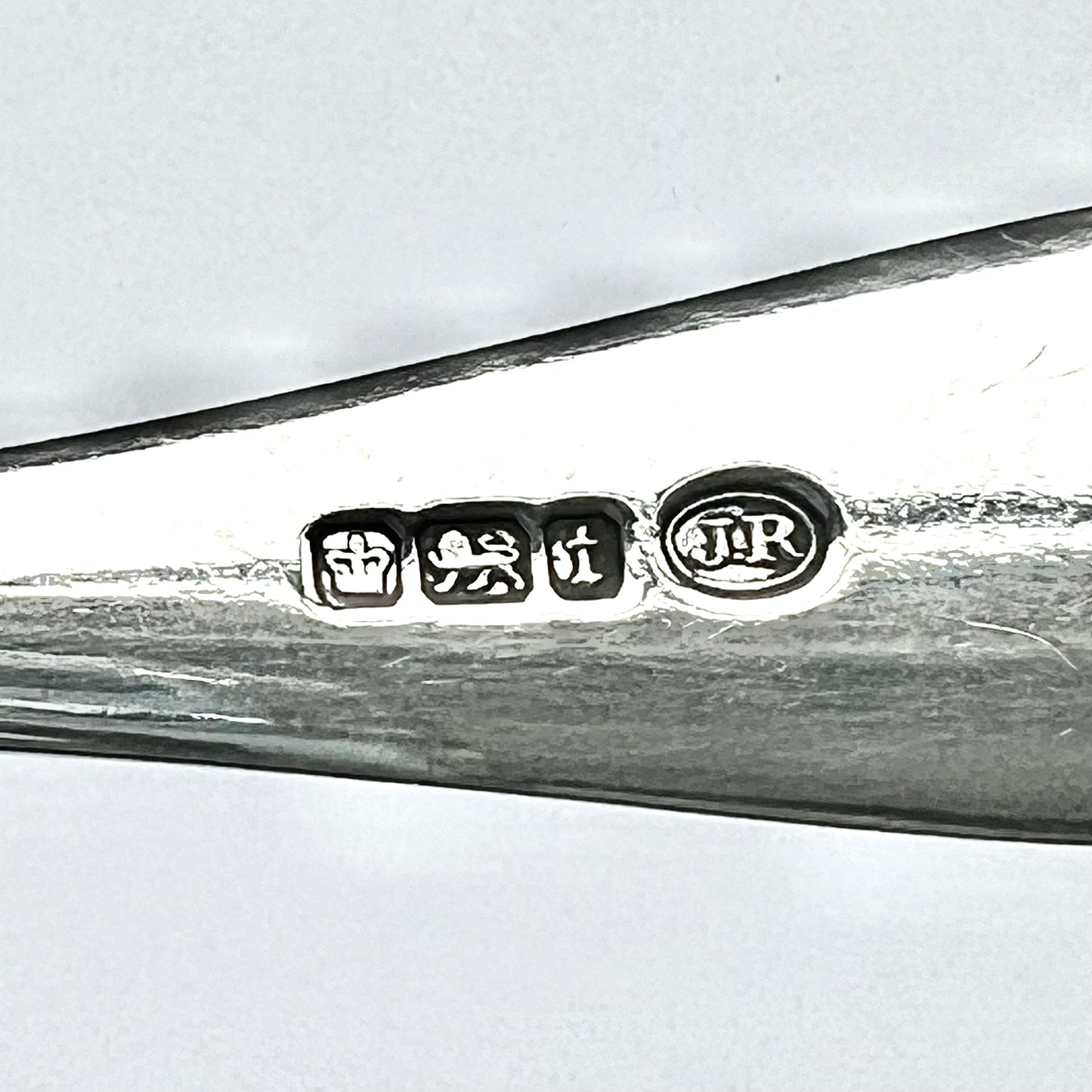 Pair of George V crested sterling silver spoons with marks for Joseph Rodgers & Sons, Sheffield, 1911.