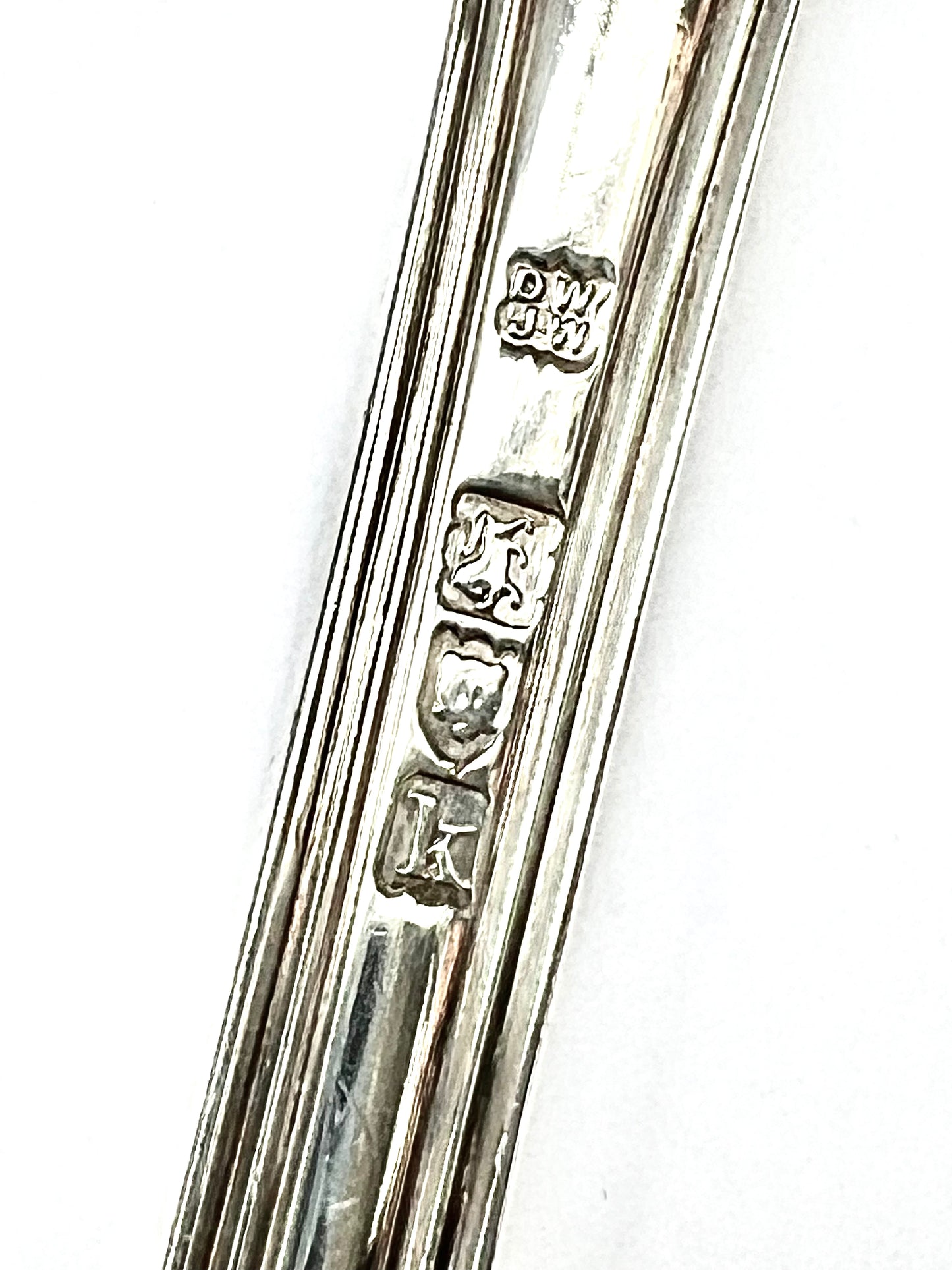 Pair of Edwardian crested King’s Pattern serving spoons, with marks for London 1905, Daniel & John Wellby