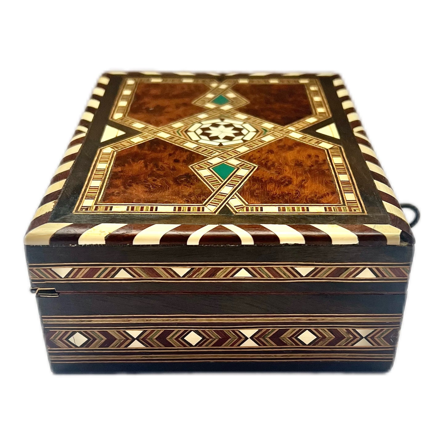 Caja antigua de madera y hueso con interior de terciopelo e incrustaciones.