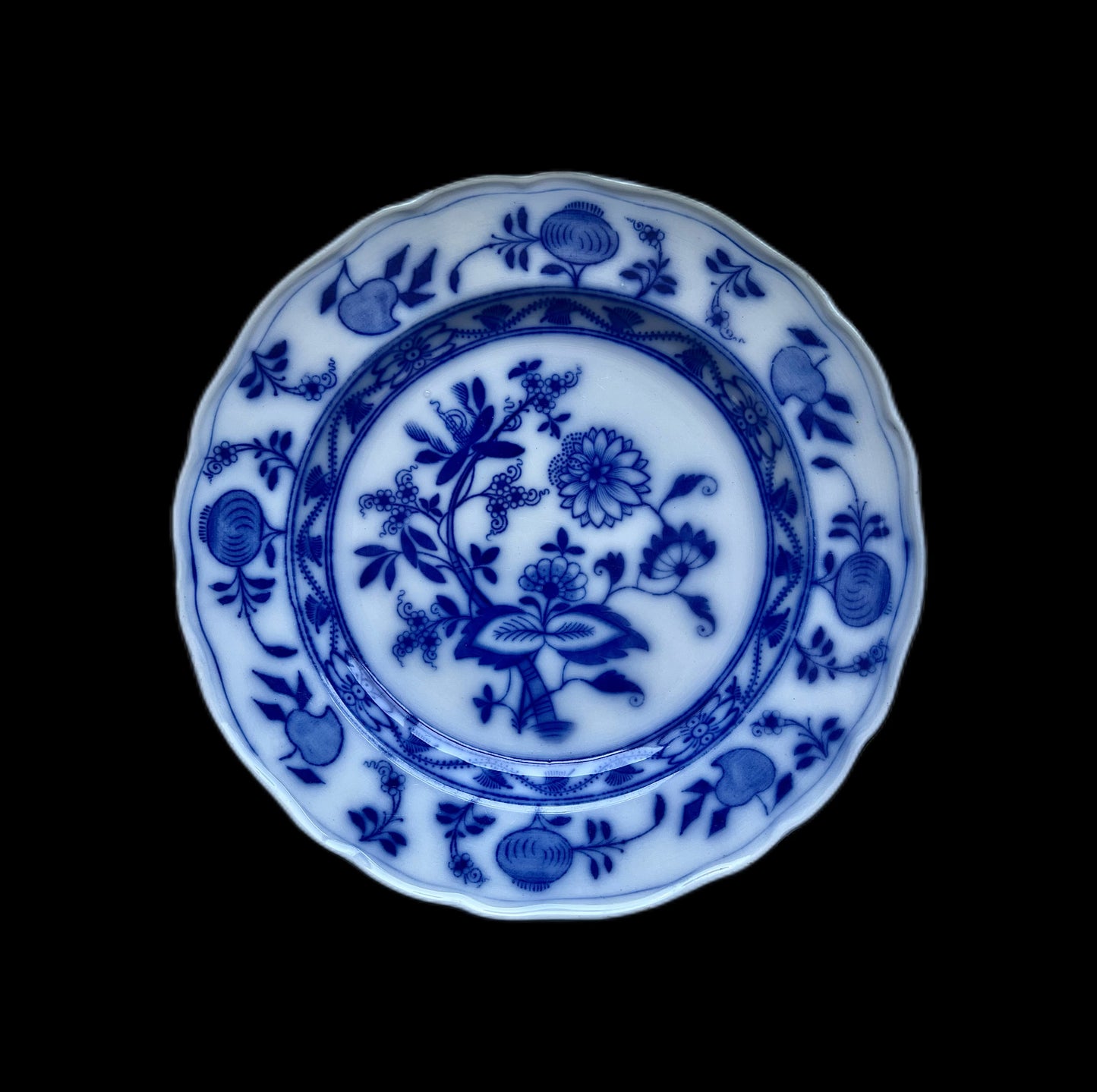 Hermoso plato de porcelana de transferencia azul y blanca de Cauldon con diseño de Meissen, circa 1862-1904