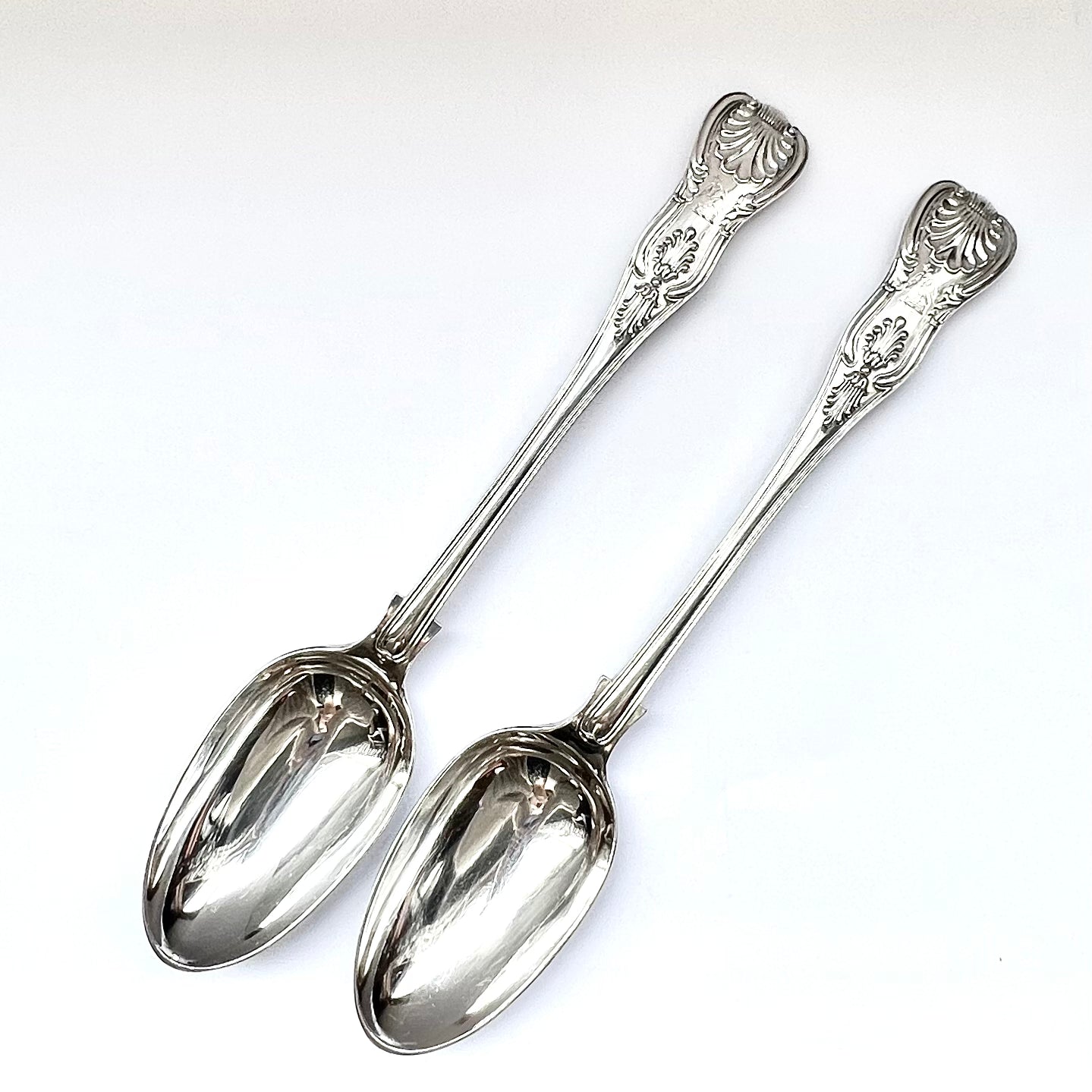 Pair of Edwardian crested King’s Pattern serving spoons, with marks for London 1905, Daniel & John Wellby