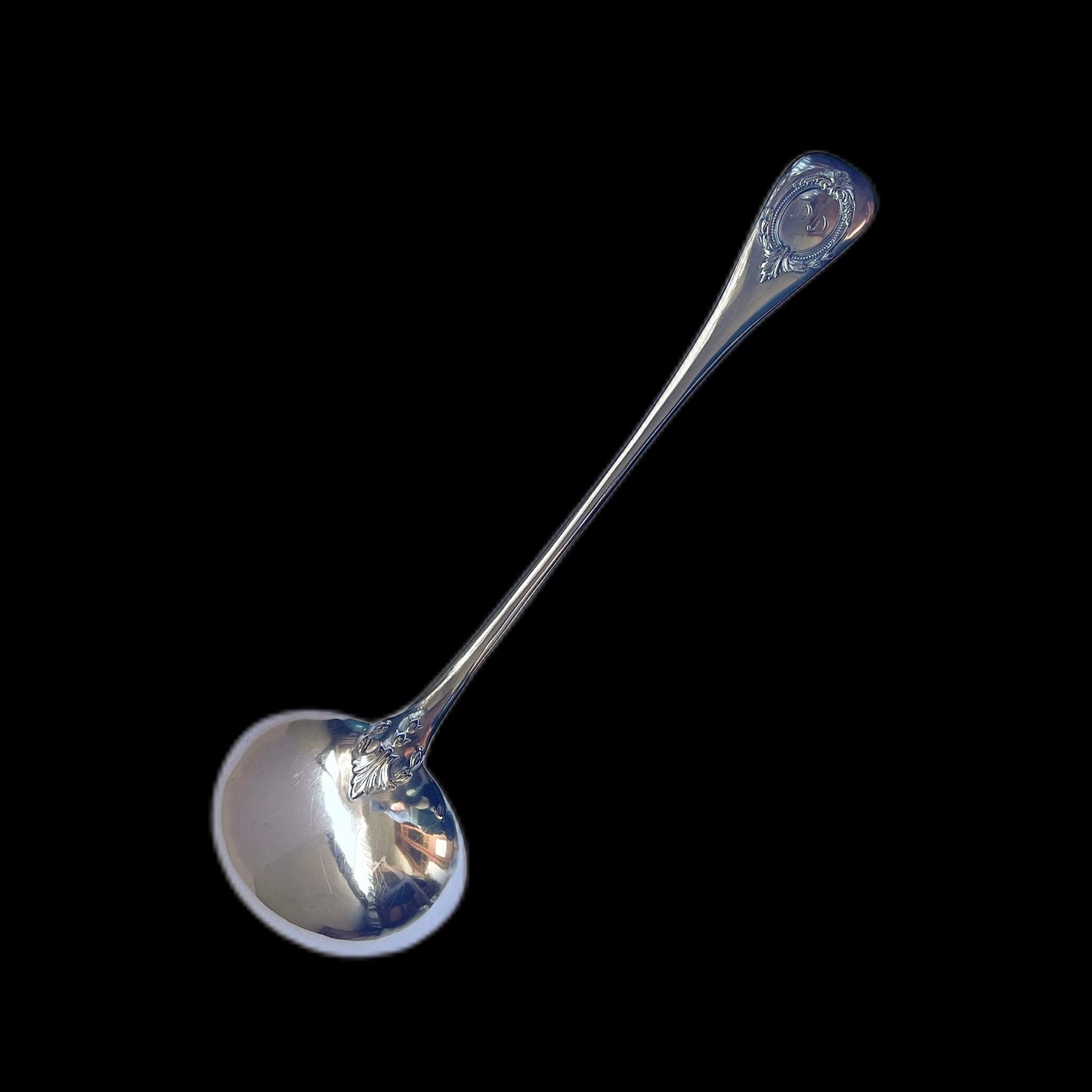 Cucharón francés antiguo de plata .950, circa 1868 a 1888, con marcas de Ernest Compere, París.