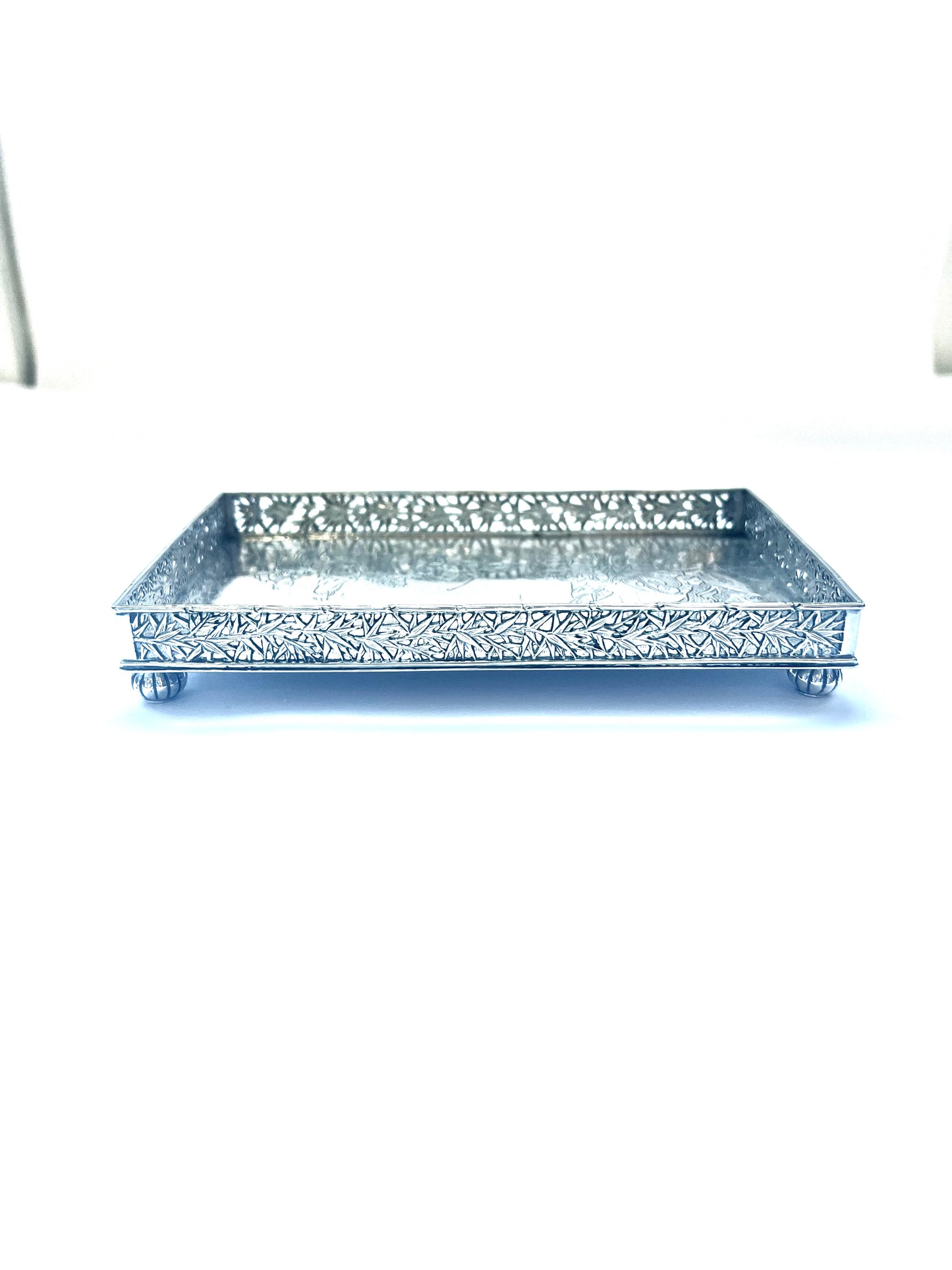 Bandeja de baratijas de plata con galería para exportación china de finales de la dinastía Qing, diseñada por Zhao Chang para Wang Hing, con una inscripción con un poema de Li Bai.