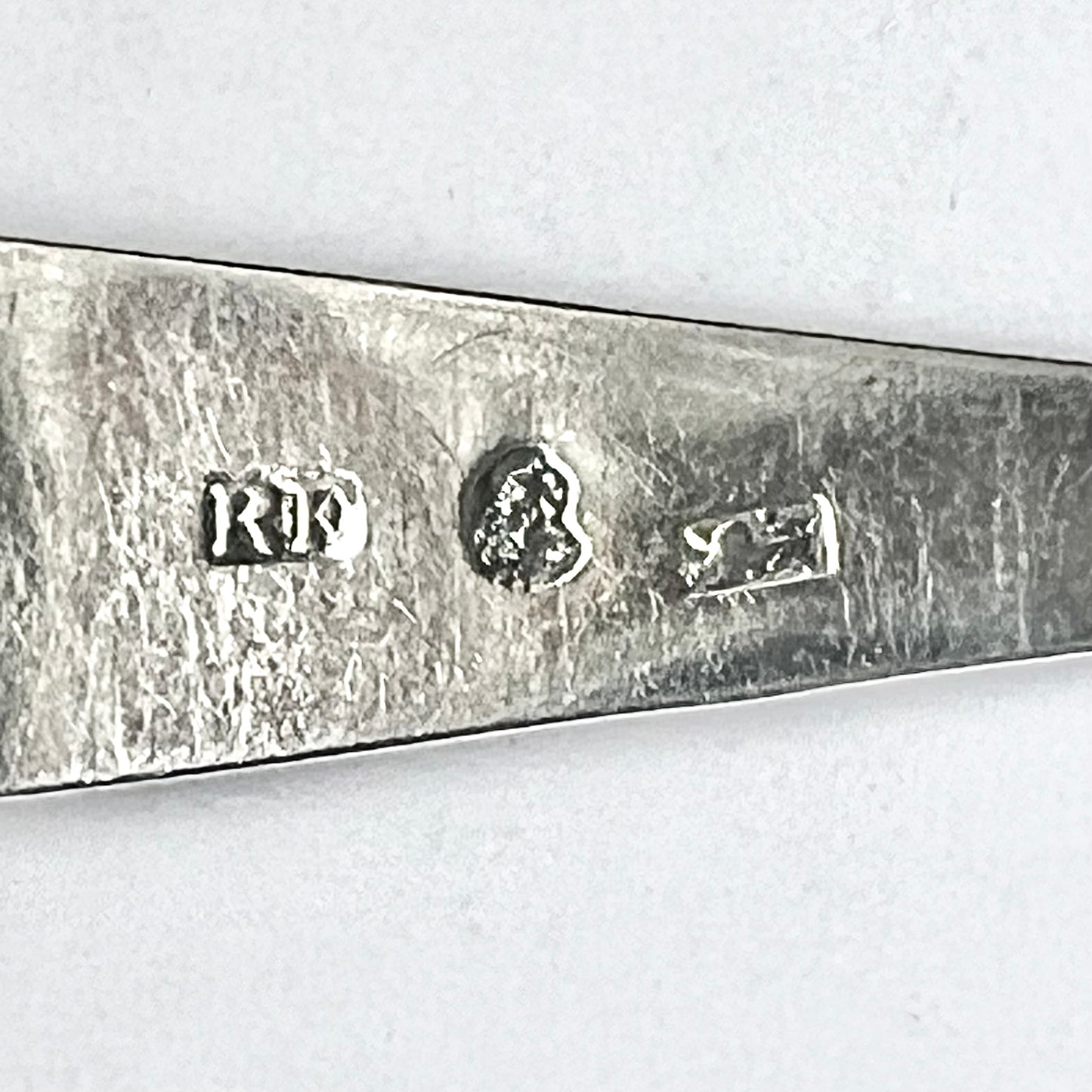 Tres cucharas de plata provinciales inglesas de Jorge III con marcas de Richard Ferris, Exeter, circa 1789 a 1810