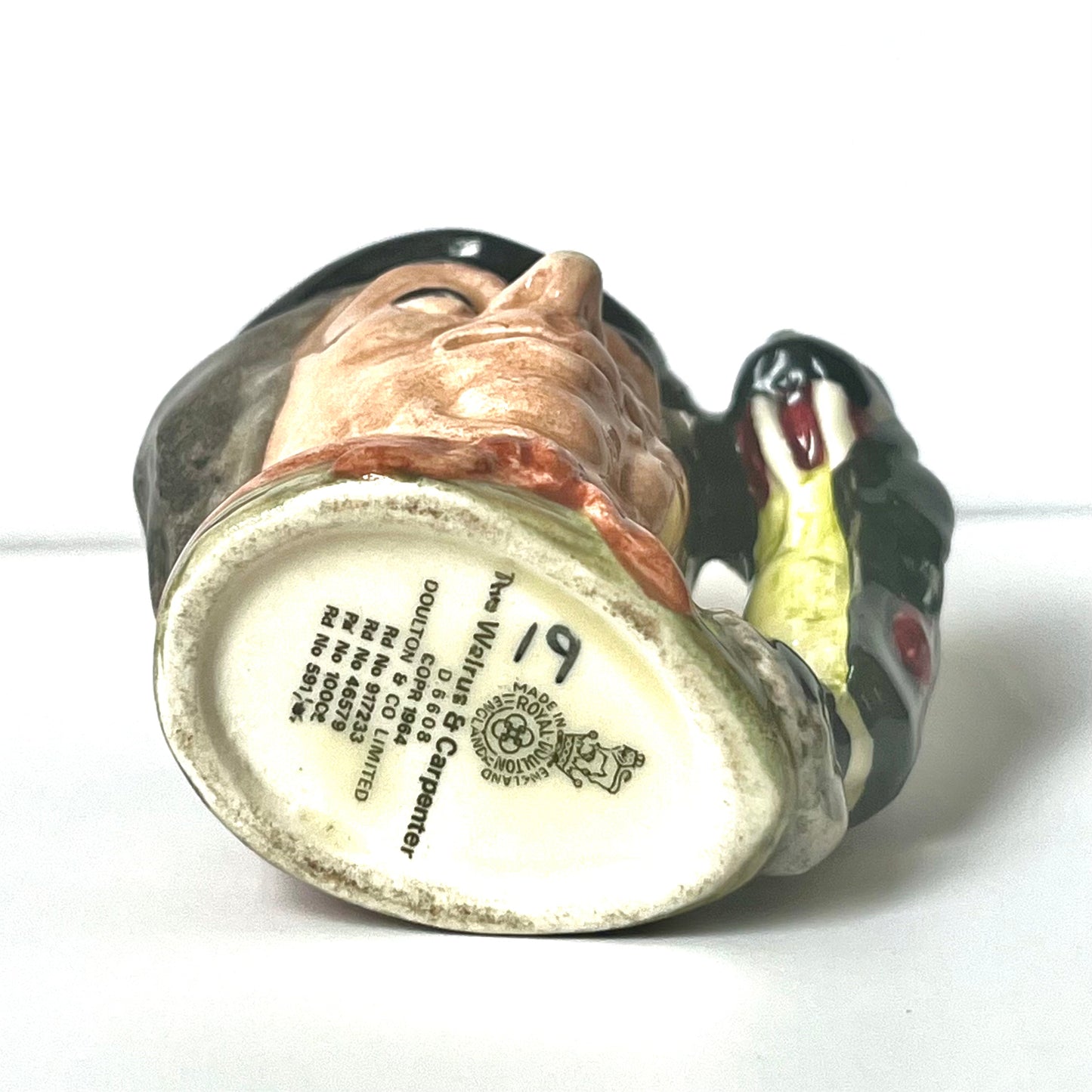 小型复古皇家道尔顿海象和木匠托比酒壶,爱丽丝梦游仙境系列