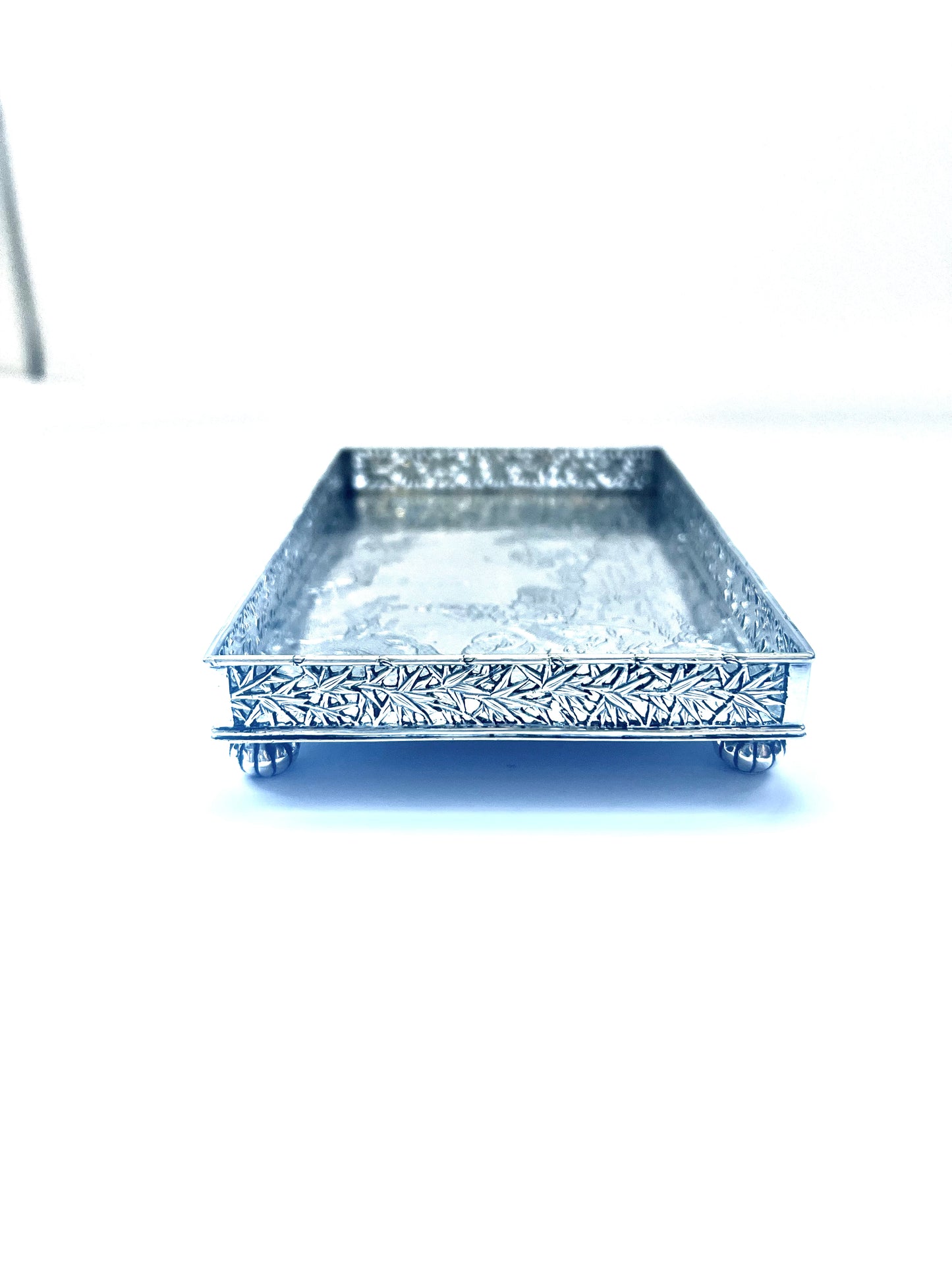 Bandeja de baratijas de plata con galería para exportación china de finales de la dinastía Qing, diseñada por Zhao Chang para Wang Hing, con una inscripción con un poema de Li Bai.