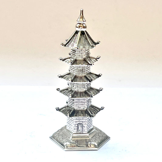 Pagoda de principios del siglo XX, forma novedosa de pepperette, marcas de plata .900 y Wang Hing