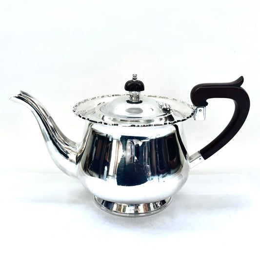 Tetera australiana de plata esterlina WJ Sanders de la década de 1930 con remate y asas Art Decó, probablemente de baquelita.