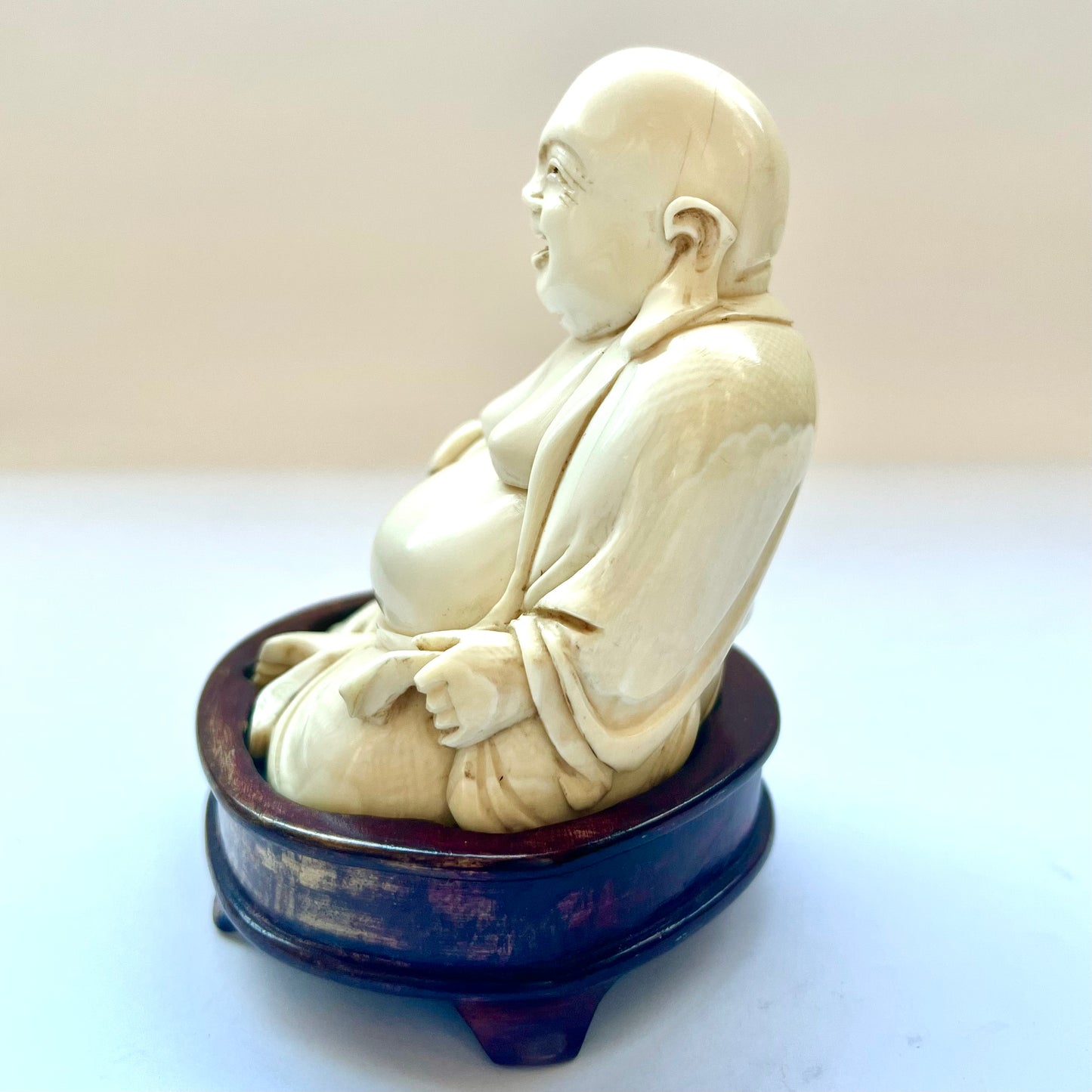 Antigua figura de marfil de Budai o Hotei de tamaño considerable, china o japonesa.