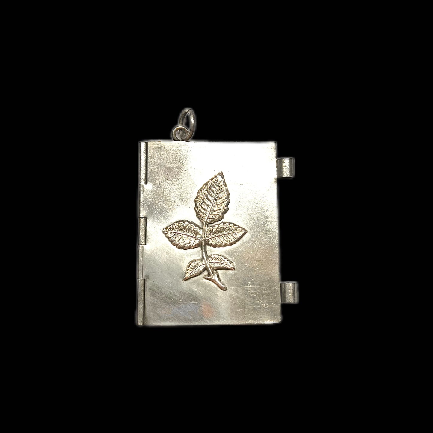 Antiguo recordatorio de metal blanco con abeja y rosa