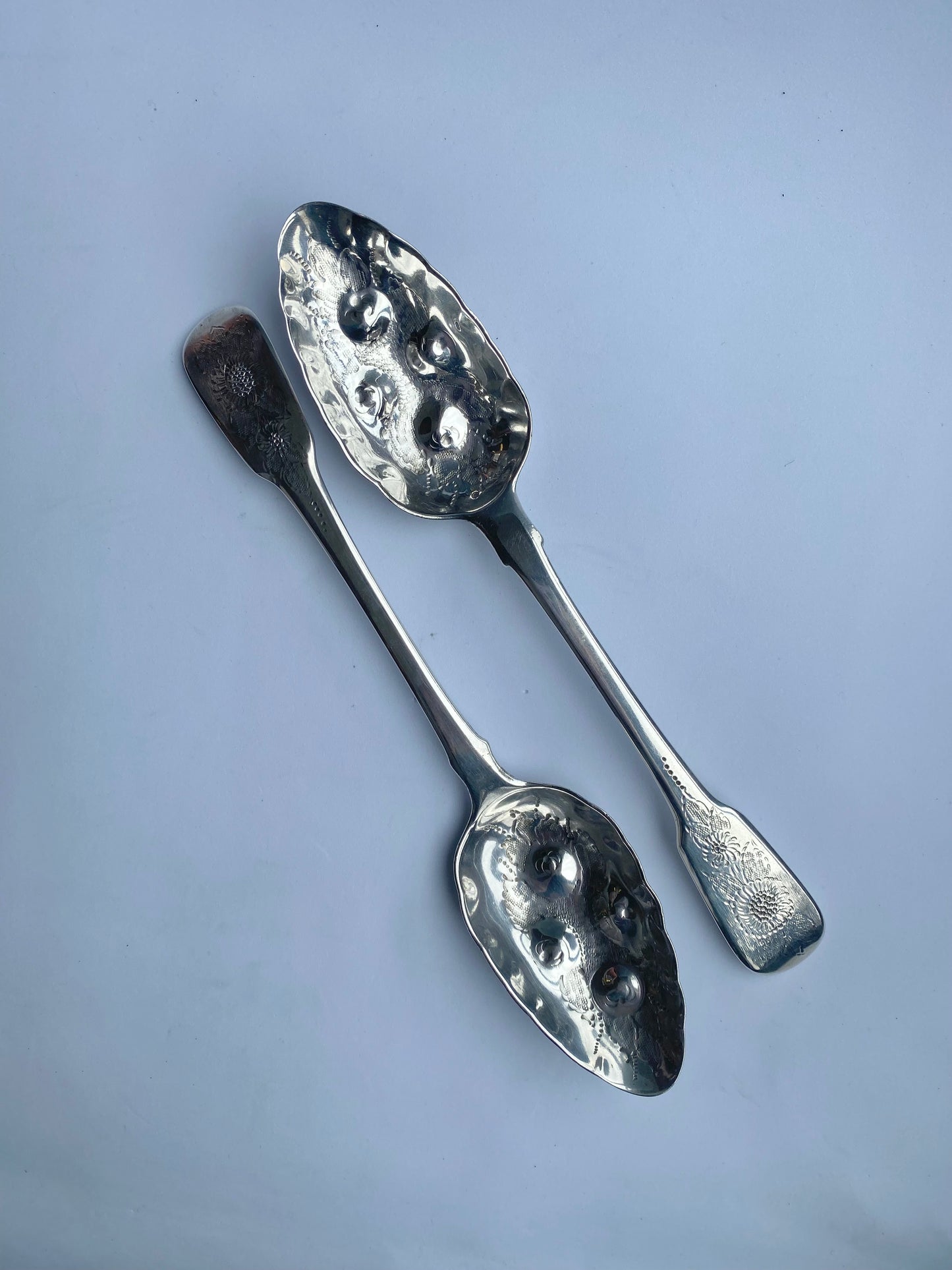 一对乔治亚/维多利亚时期纯银浆果勺,Eley, Fearn & Chawner,伦敦,1808 年