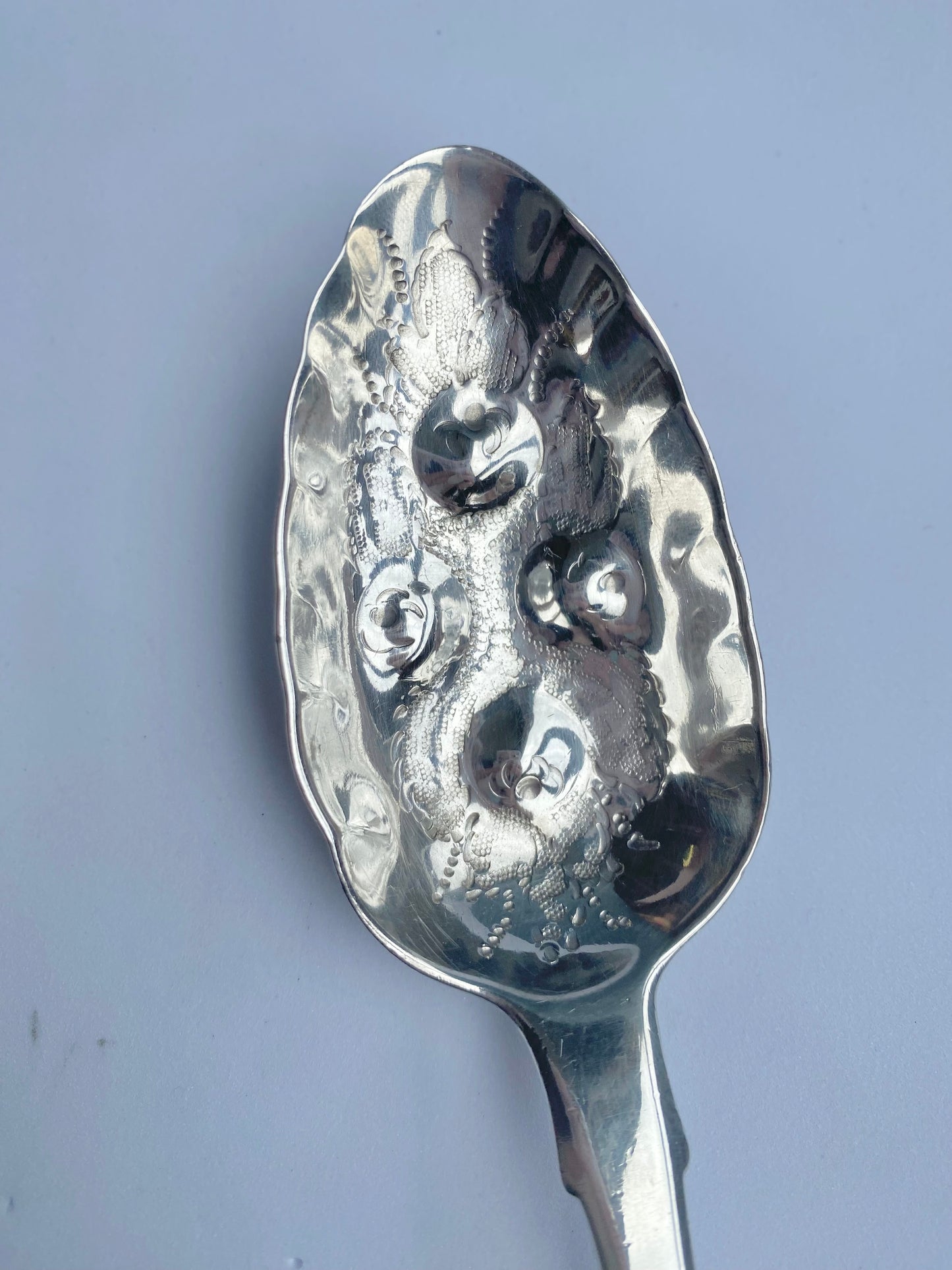 一对乔治亚/维多利亚时期纯银浆果勺,Eley, Fearn & Chawner,伦敦,1808 年