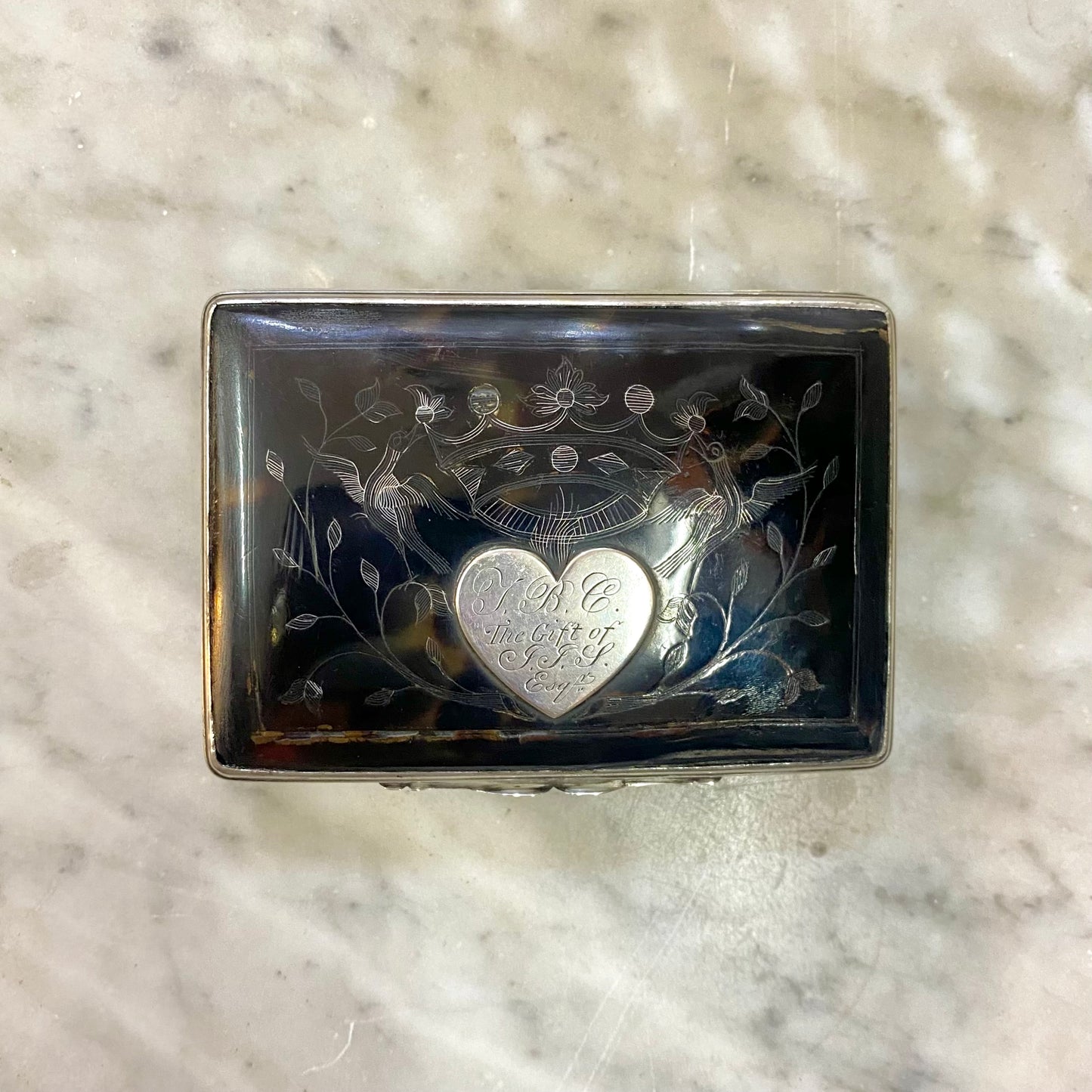 古董乔治王朝晚期至摄政时期凸纹玳瑁盒