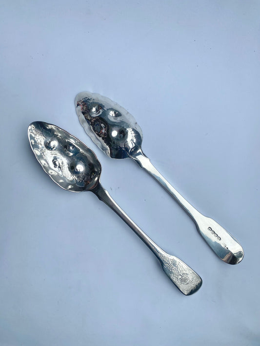 一对乔治亚/维多利亚时期纯银浆果勺,Eley, Fearn & Chawner,伦敦,1808 年