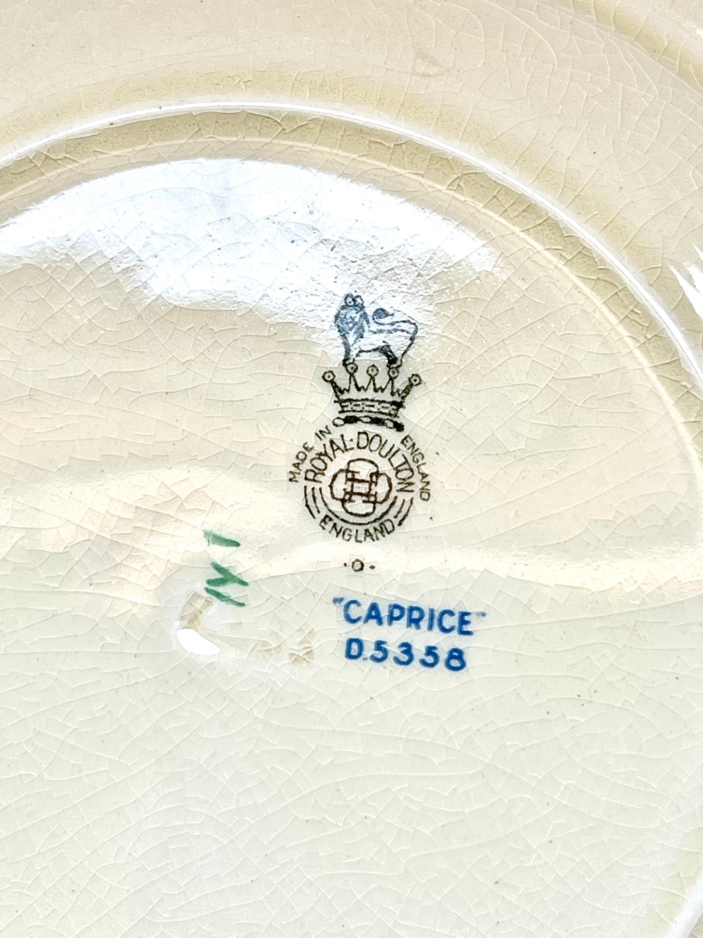 20 世纪 30 年代皇家道尔顿装饰艺术风格瓷器午餐盘,采用 Caprice 图案