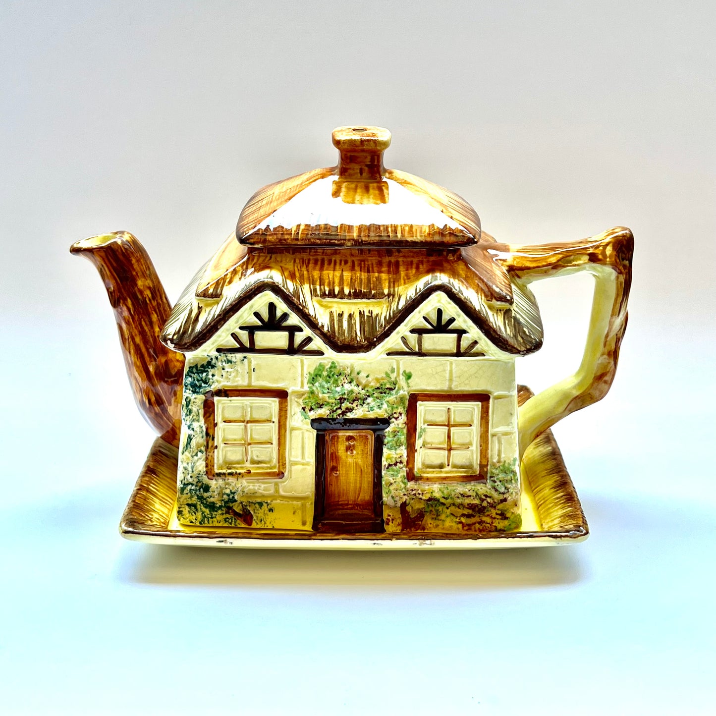 复古英国新奇乡村陶器茶壶,配有原装托盘,由英国特伦特河畔斯托克的 Keele Street Pottery 于 20 世纪 40 年代至 60 年代制作