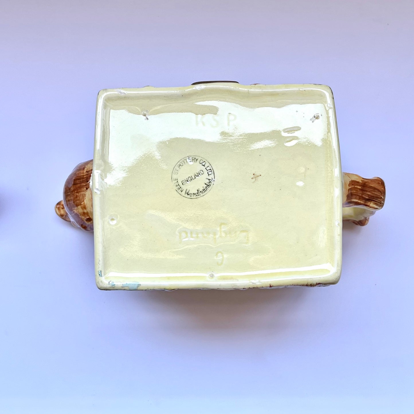 复古英国新奇乡村陶器茶壶,配有原装托盘,由英国特伦特河畔斯托克的 Keele Street Pottery 于 20 世纪 40 年代至 60 年代制作
