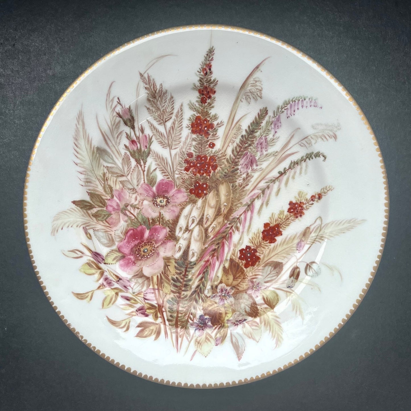Plato de gabinete floral de semiporcelana inglesa pintado a mano de principios del siglo XIX, marca de escritura purpurina Worcester, probablemente Grainger