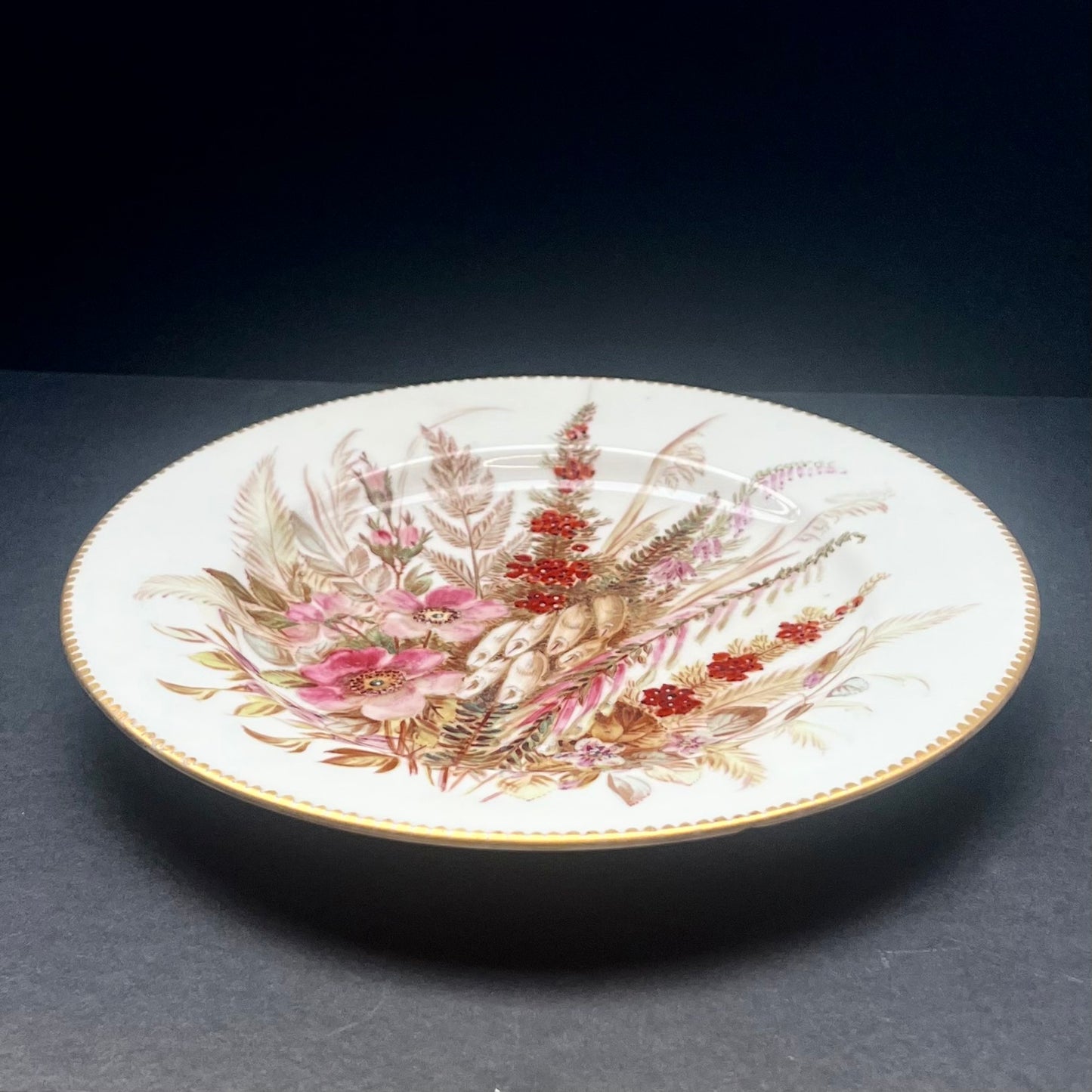 Plato de gabinete floral de semiporcelana inglesa pintado a mano de principios del siglo XIX, marca de escritura purpurina Worcester, probablemente Grainger