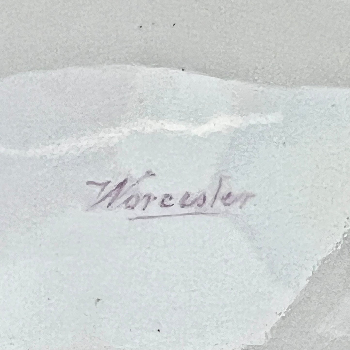 Plato de gabinete floral de semiporcelana inglesa pintado a mano de principios del siglo XIX, marca de escritura purpurina Worcester, probablemente Grainger