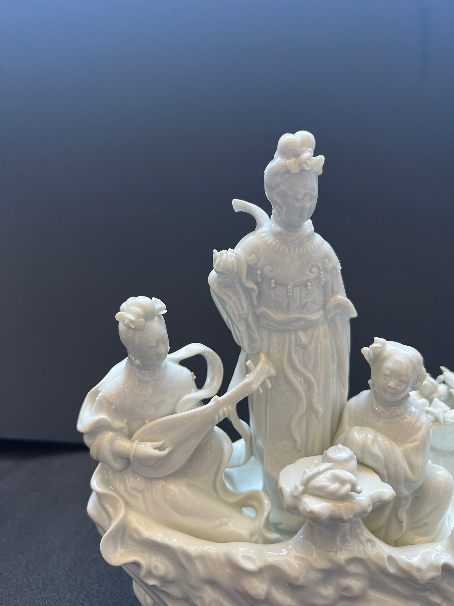 Grupo figurativo de porcelana Dehua Blanc de Chine del siglo XIX que representa a cuatro doncellas celestiales o inmortales femeninas que cabalgan sobre una barca con forma de árbol.