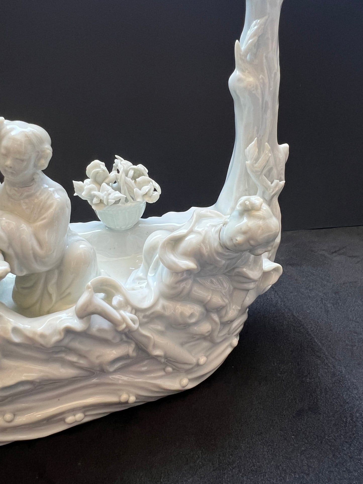 Grupo figurativo de porcelana Dehua Blanc de Chine del siglo XIX que representa a cuatro doncellas celestiales o inmortales femeninas que cabalgan sobre una barca con forma de árbol.