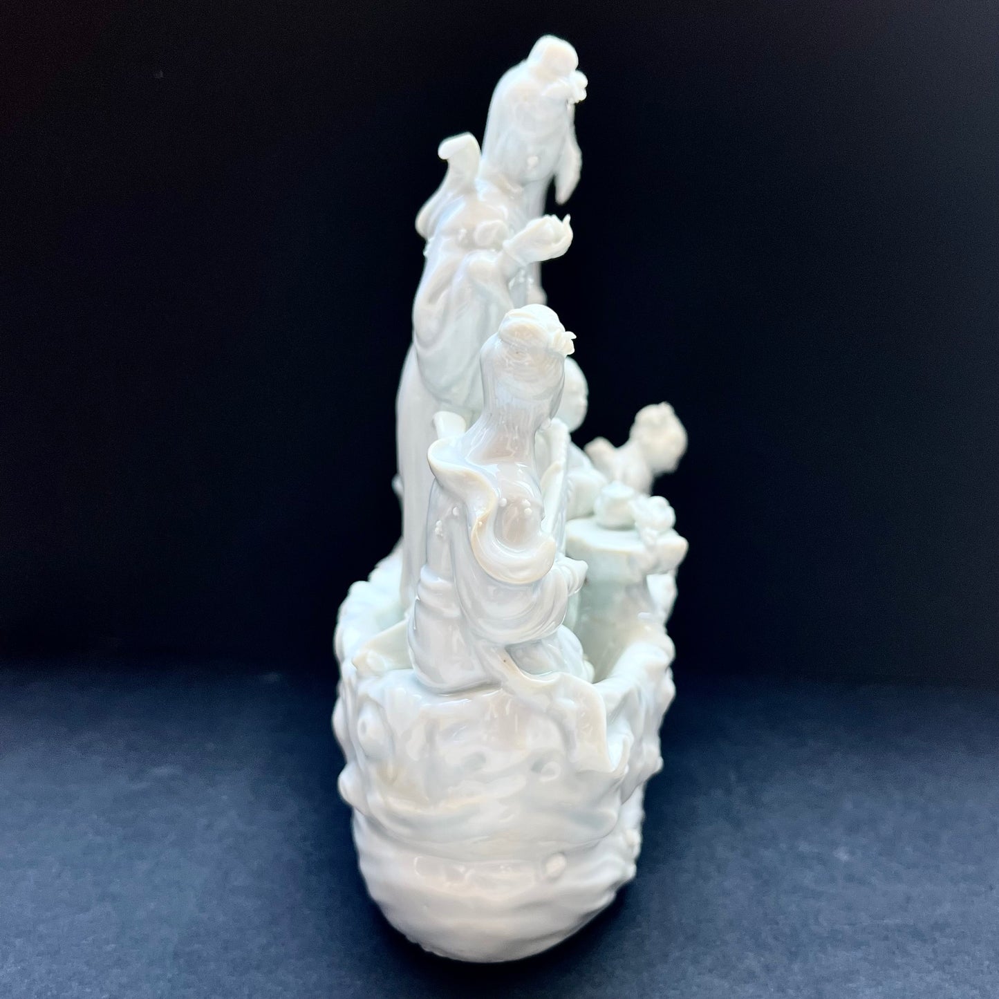 Grupo figurativo de porcelana Dehua Blanc de Chine del siglo XIX que representa a cuatro doncellas celestiales o inmortales femeninas que cabalgan sobre una barca con forma de árbol.
