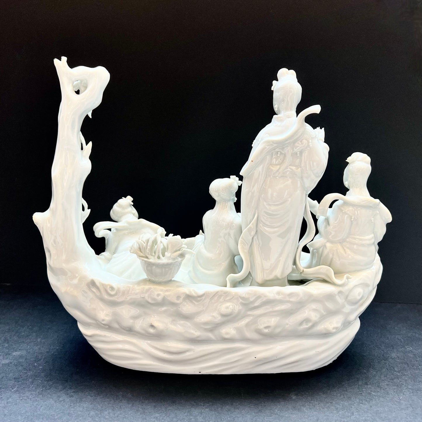 Grupo figurativo de porcelana Dehua Blanc de Chine del siglo XIX que representa a cuatro doncellas celestiales o inmortales femeninas que cabalgan sobre una barca con forma de árbol.
