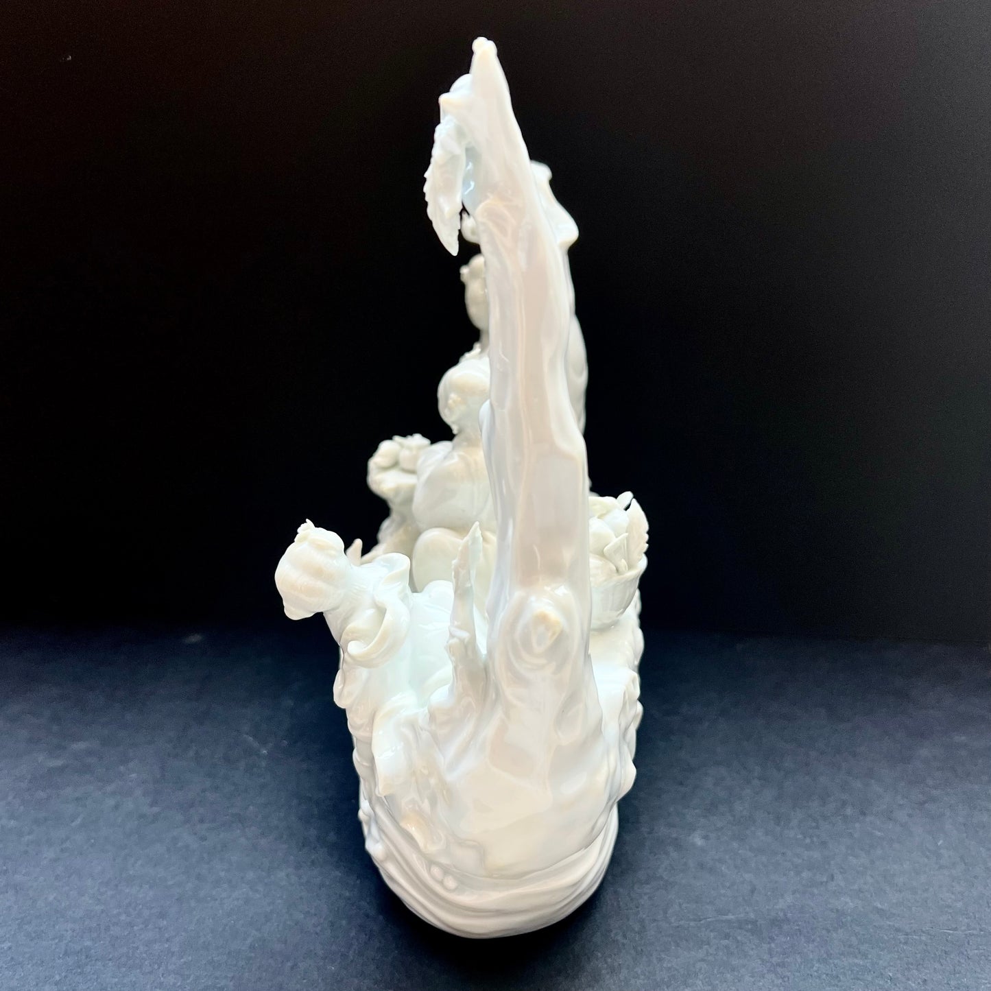 Grupo figurativo de porcelana Dehua Blanc de Chine del siglo XIX que representa a cuatro doncellas celestiales o inmortales femeninas que cabalgan sobre una barca con forma de árbol.