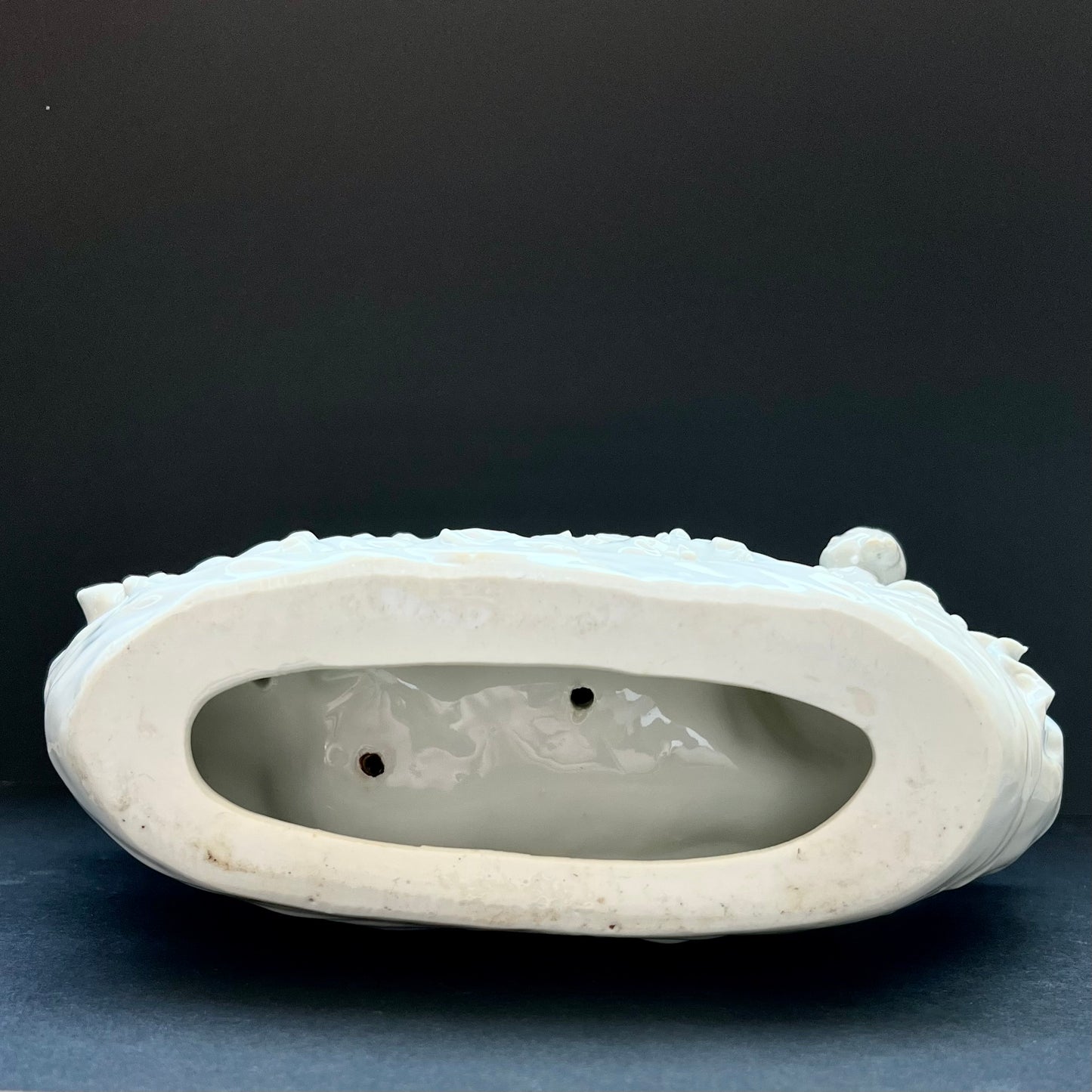 Grupo figurativo de porcelana Dehua Blanc de Chine del siglo XIX que representa a cuatro doncellas celestiales o inmortales femeninas que cabalgan sobre una barca con forma de árbol.