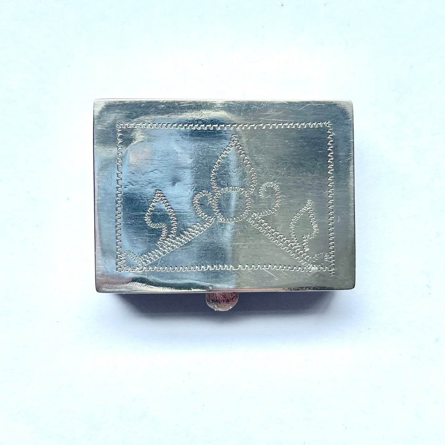 20 世纪英印复古银盒,银纯度在 .800 至 .900 之间,配有弹簧式烟灰缸装置
