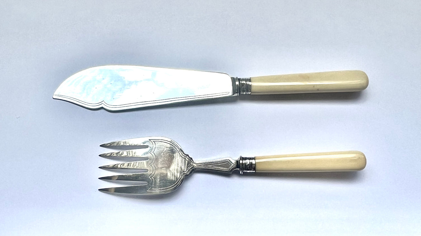 Servidores de pescado de plata esterlina inglesa de finales de la época victoriana con asas de marfil, marcas de Frederick Wilson & Co, Sheffield, 1900