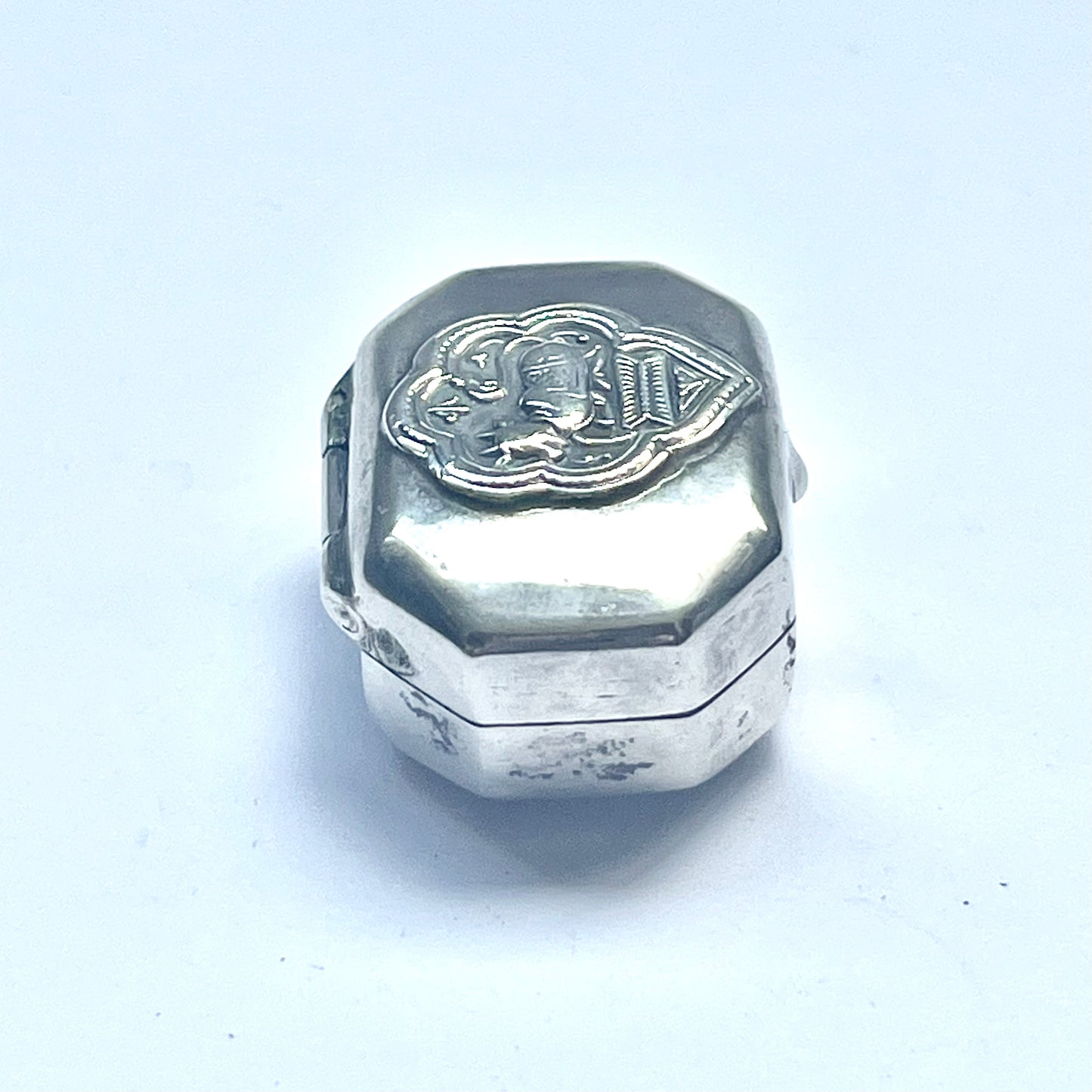 20 世纪印度(可能是东南亚)复古印度教牛图案银饰品或药盒
