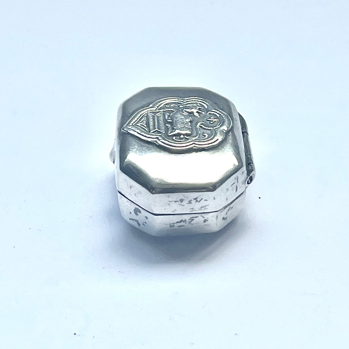 20 世纪印度(可能是东南亚)复古印度教牛图案银饰品或药盒