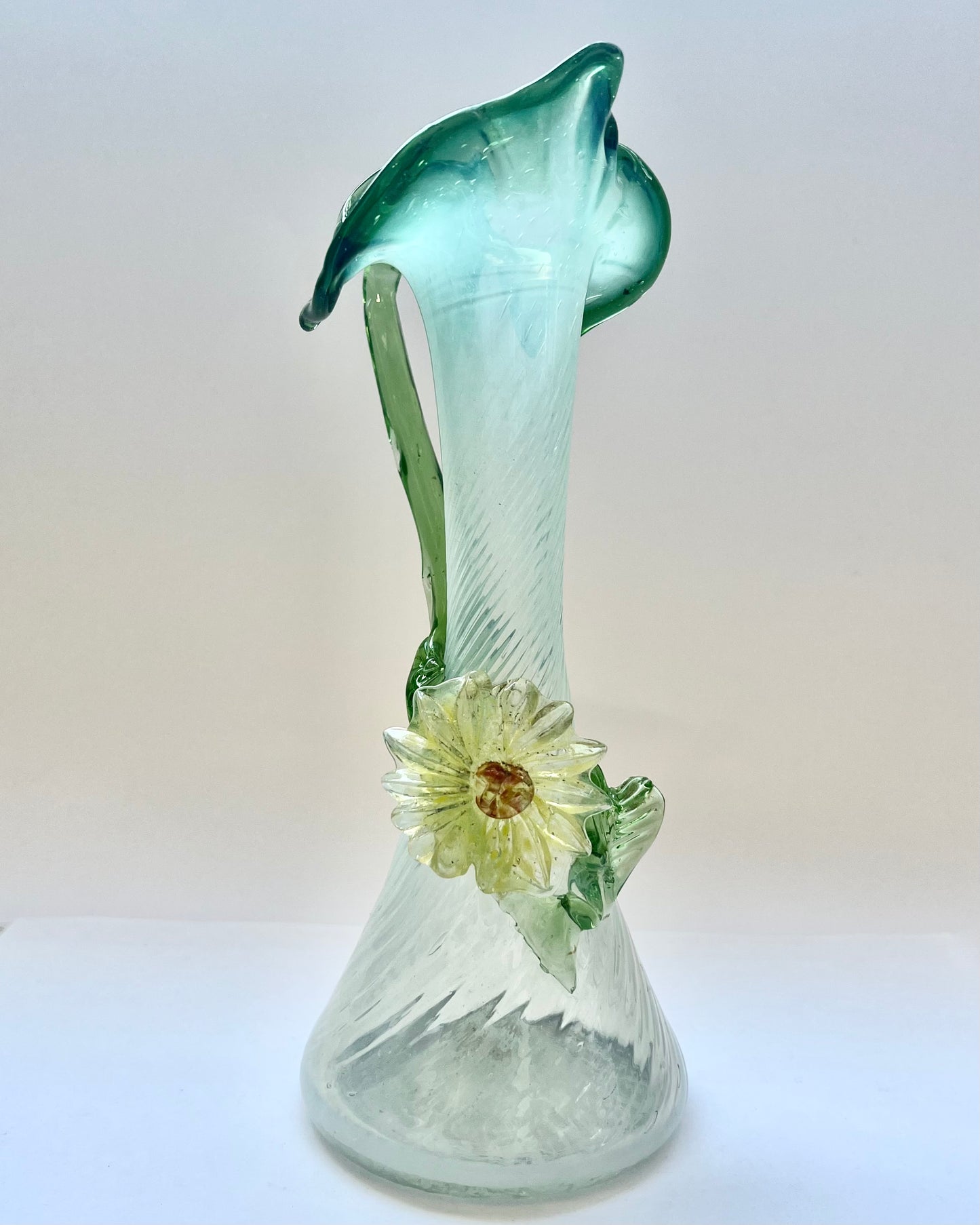 Antiguo jarrón de cristal verde y opalescente con forma de gato en el púlpito, con decoraciones florales de vidrio aplicadas, probablemente checoslovaco.
